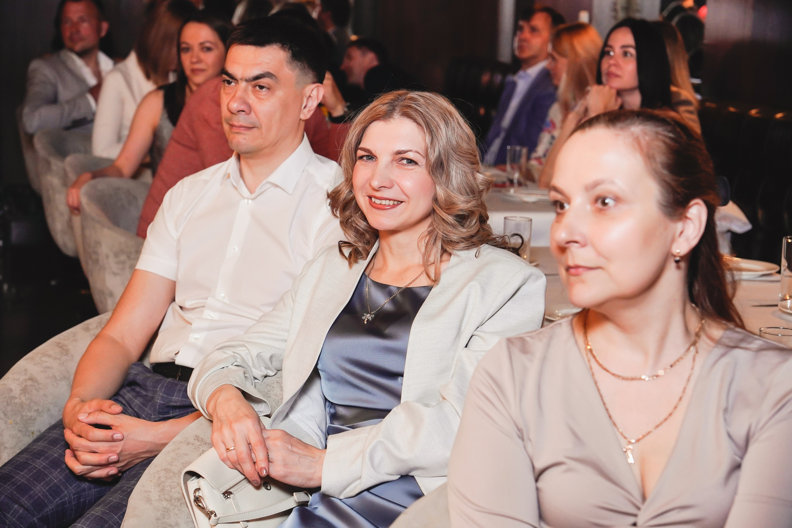 Выпускной. Занимаюсь профессиональной фотографией и живу рядом с Байкалом. Работаю в разных жанрах