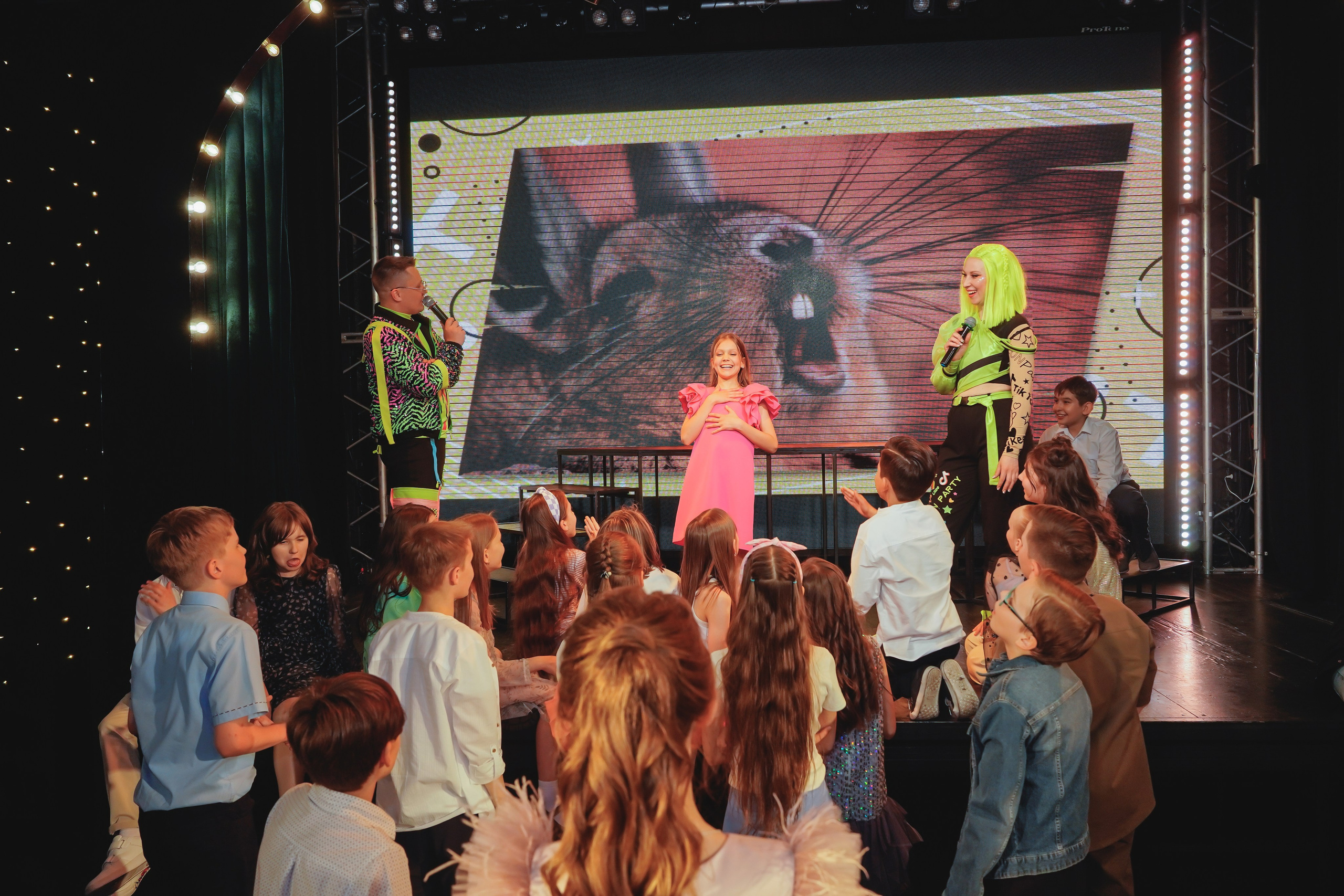 Выпускной. Занимаюсь профессиональной фотографией и живу рядом с Байкалом. Работаю в разных жанрах