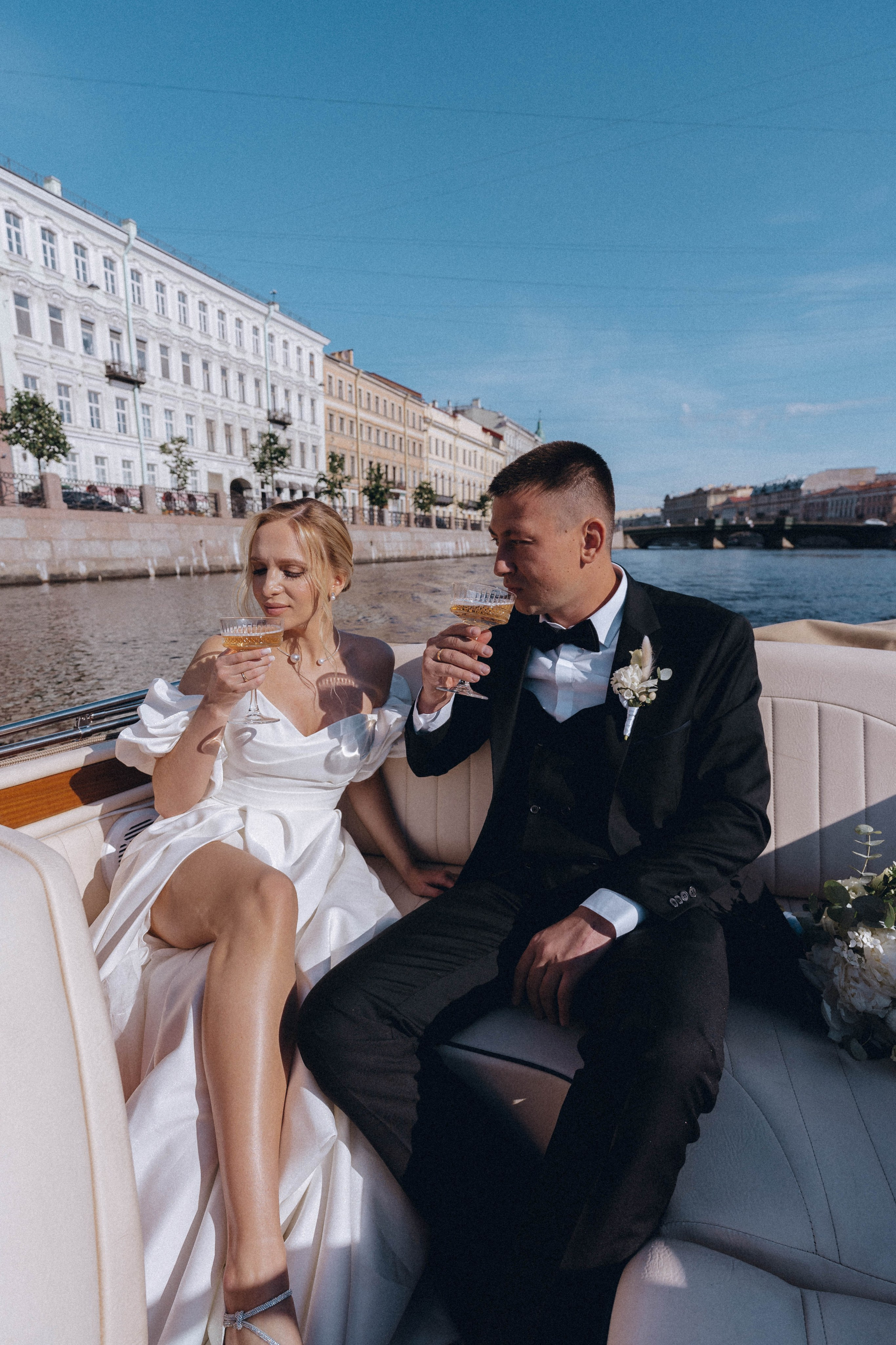 СВАДЕНБНАЯ СЬЕМКА НА КАТЕРЕ ПО КАНАЛАМ САНКТ-ПЕТЕРБУРГА И В АКВАТОРИИ НЕВЫ. Профессиональный фотограф, Санкт-Петербург — Виктория Богомолова