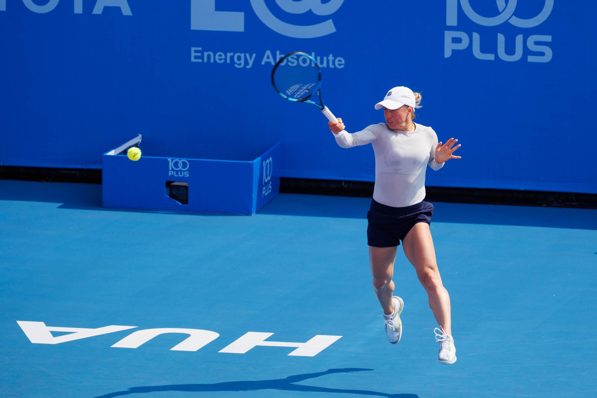 Спортивный фотограф Сергей Иванов — теннисистка бьет по мячу в прыжке