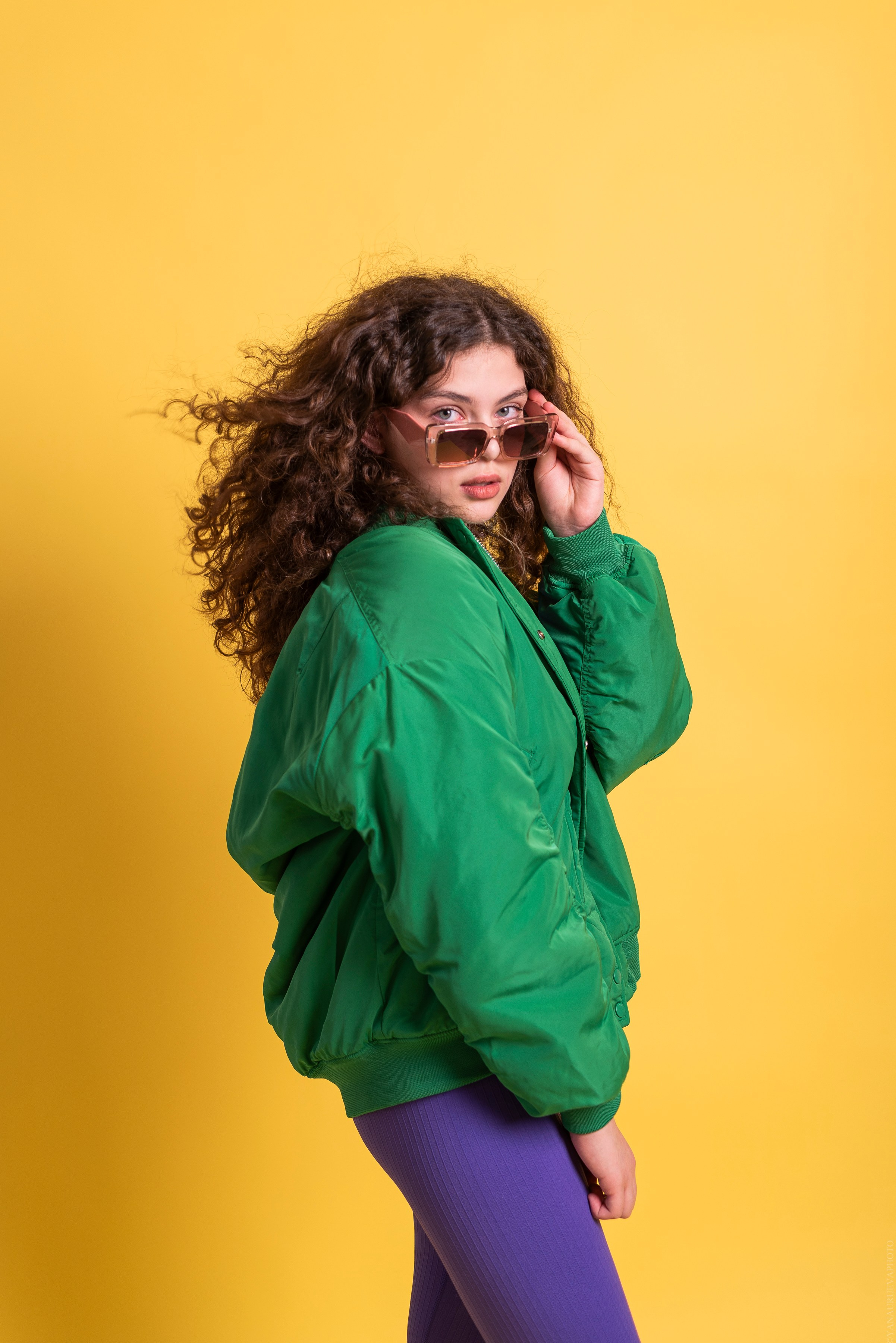 кудрявая девушка