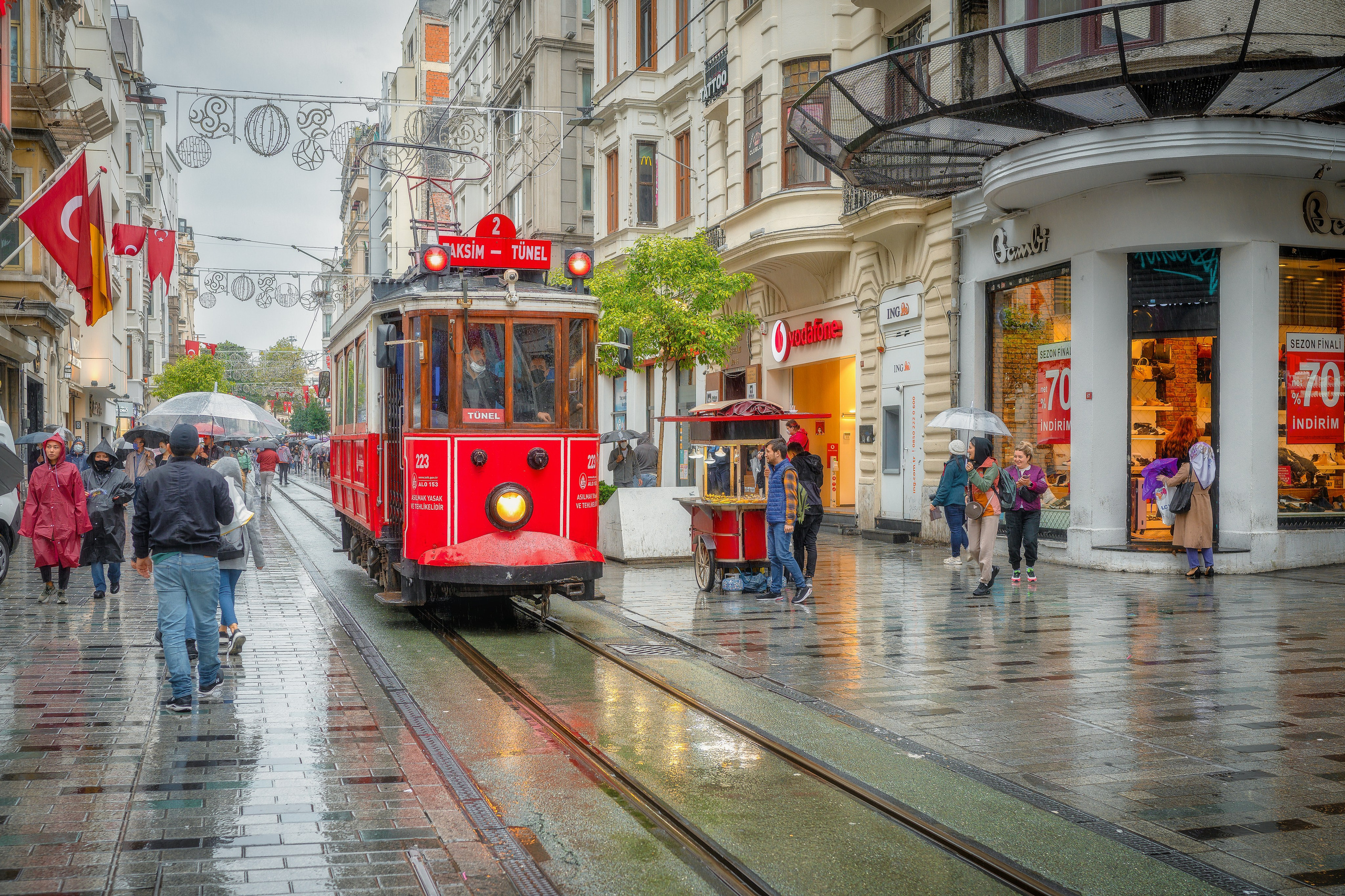 Красный трамвай на улице Истикляль дождливым днем