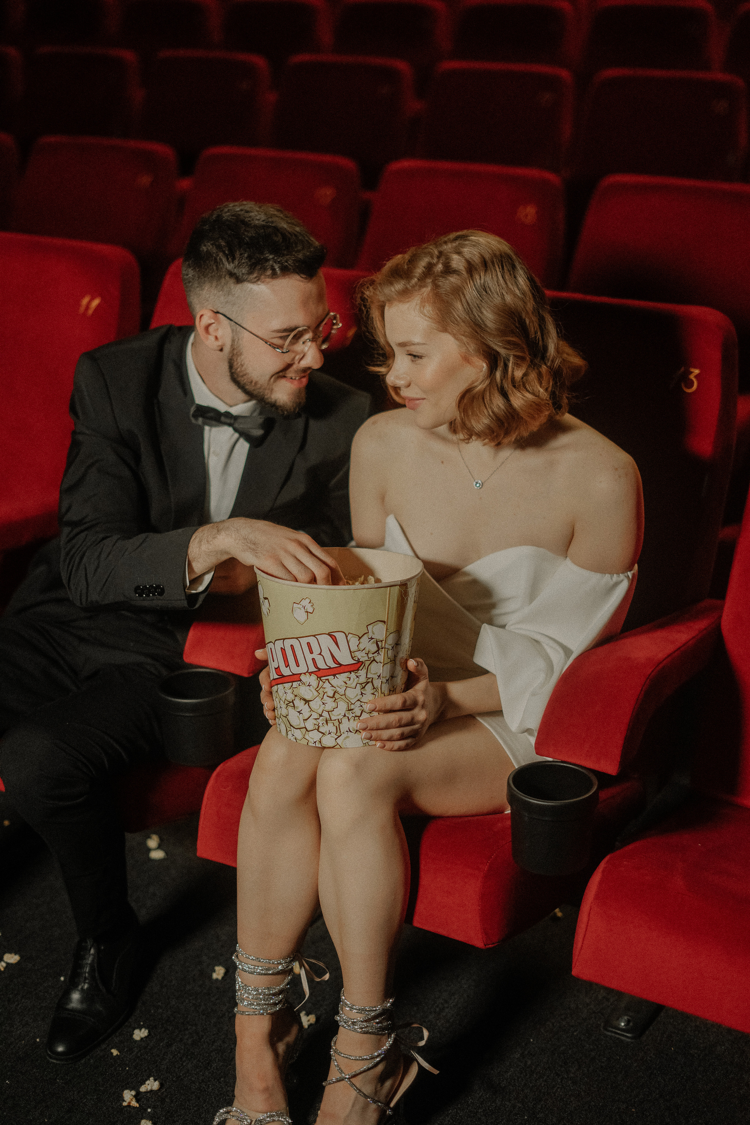Юлия и Никита. Кинотеатр. Свадебный фотограф Марина Попова
