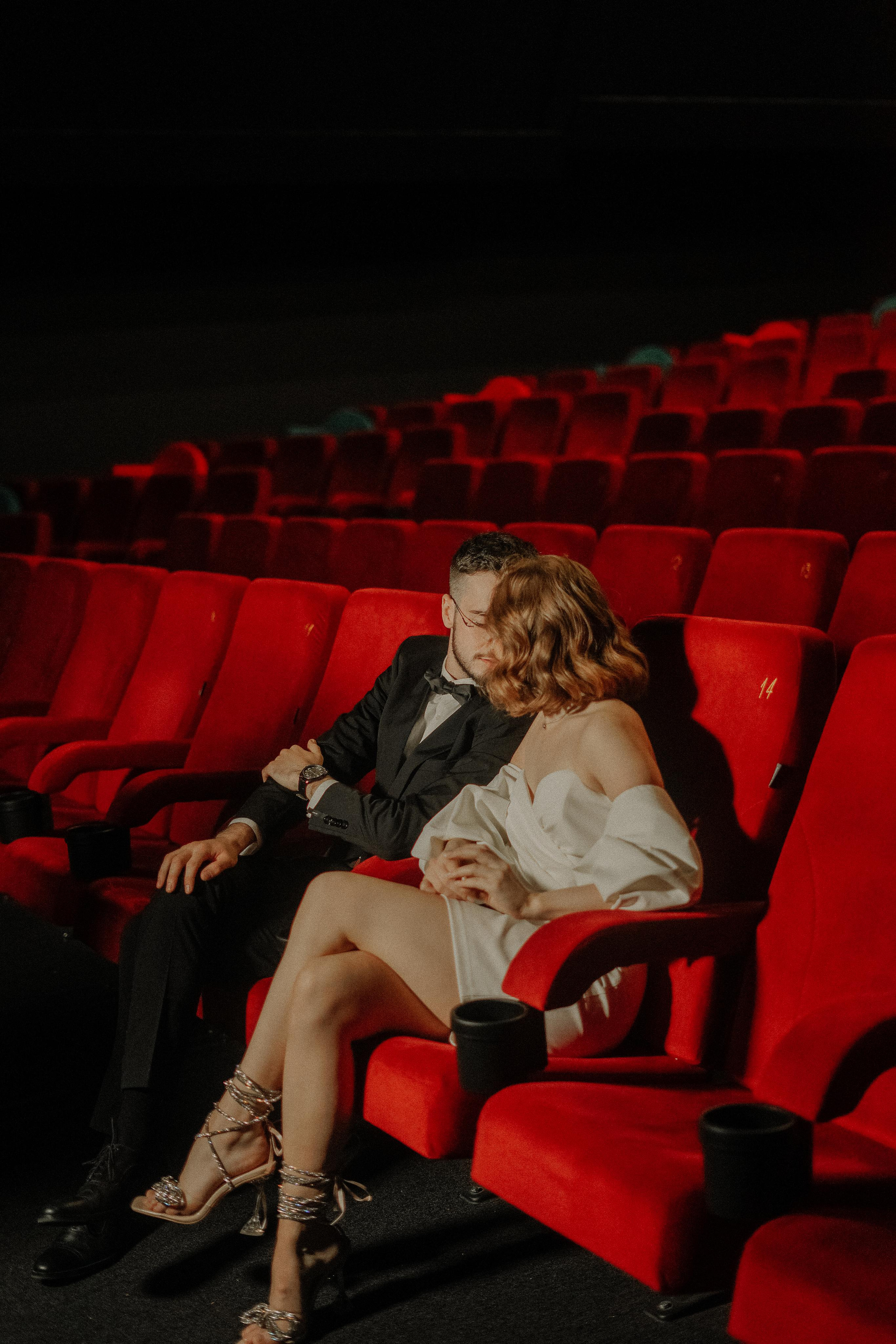 Юлия и Никита. Кинотеатр. Свадебный фотограф Марина Попова