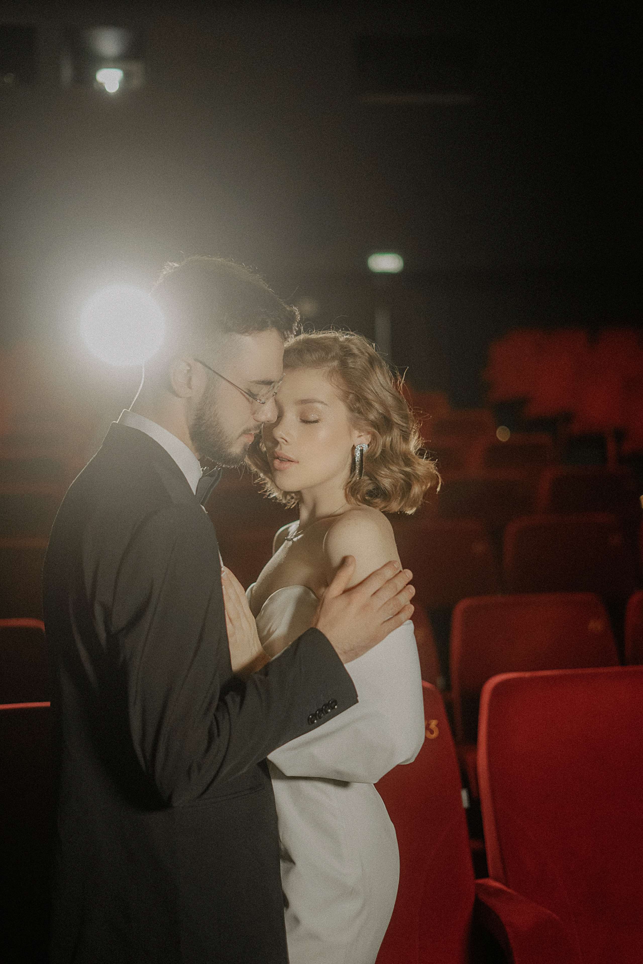 Юлия и Никита. Кинотеатр. Свадебный фотограф Марина Попова