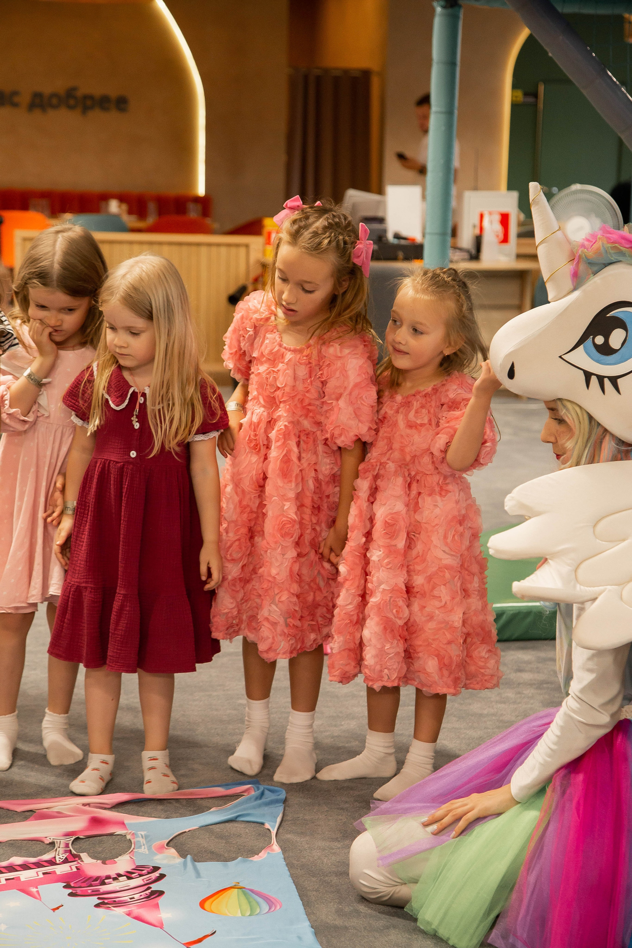 Репортажная съемка дня рождения сестер — живые эмоции праздника в Москве. Фотограф Анна Татаурова | Авторская фотосъемка в Москве