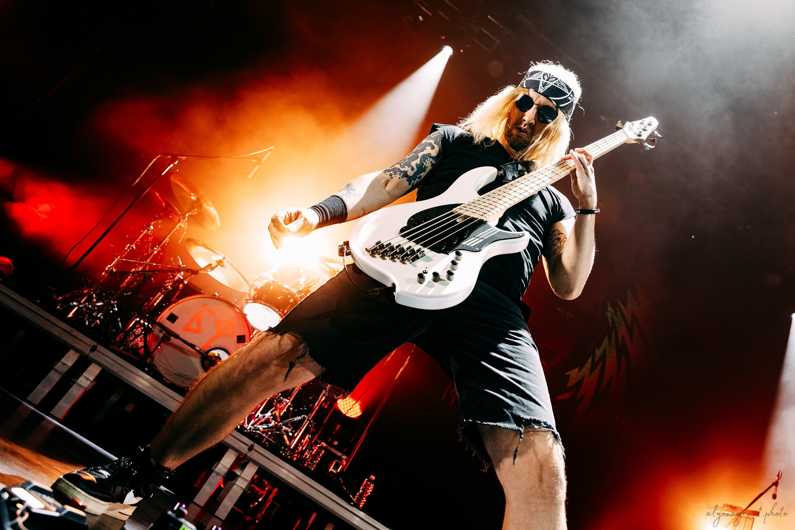 Багровый Фантомас, фоторепортаж, СПб, BASE, 14.12.2025. Алена Адрианова: фотограф в Санкт-Петербурге