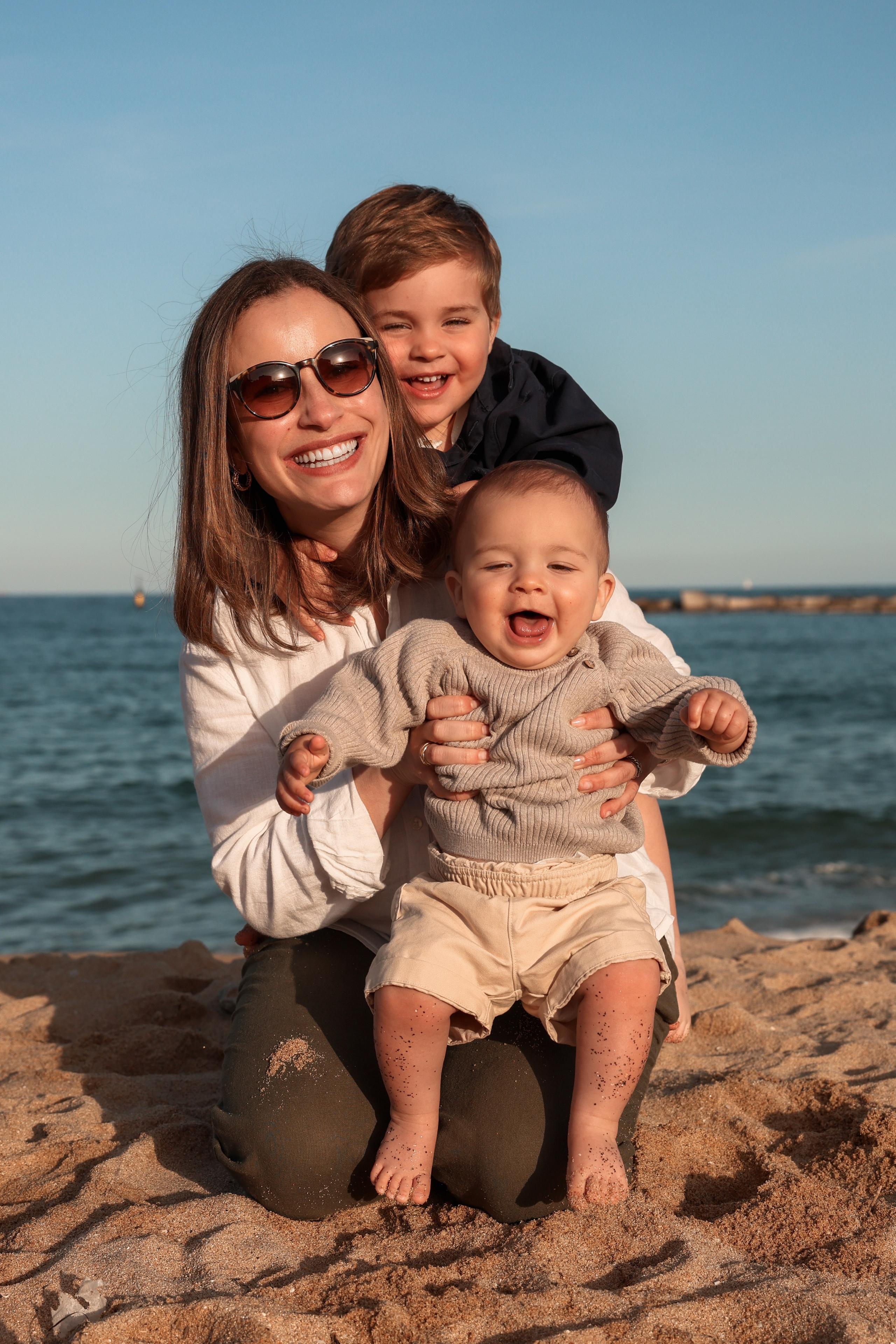 Family pizza at the sea. Natalia Zhuravleva|family, newborn, maternity photographer in Barcelona