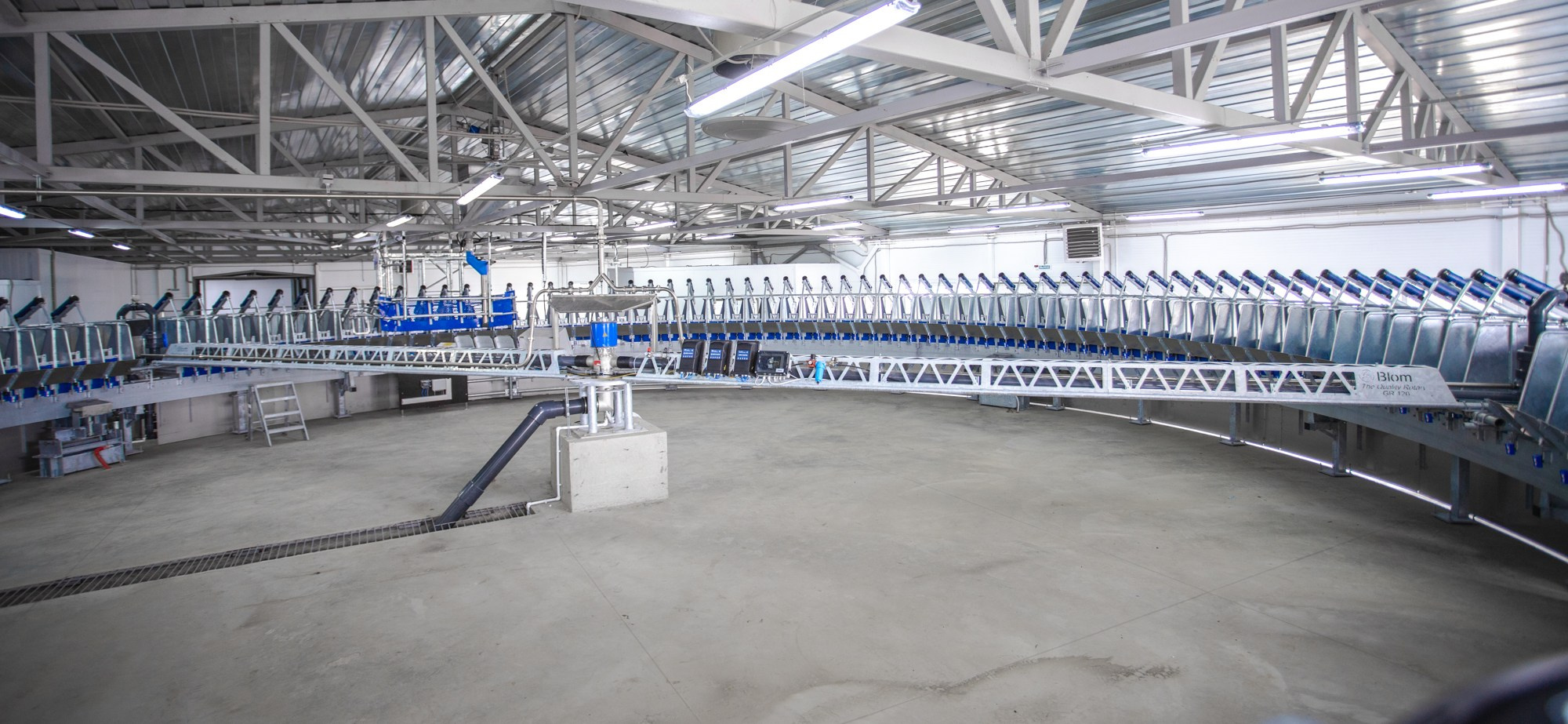 Открытие карусели для дойки скота. Репортажный, промышленный и маркетплейс-фотограф Дмитрий Чернат