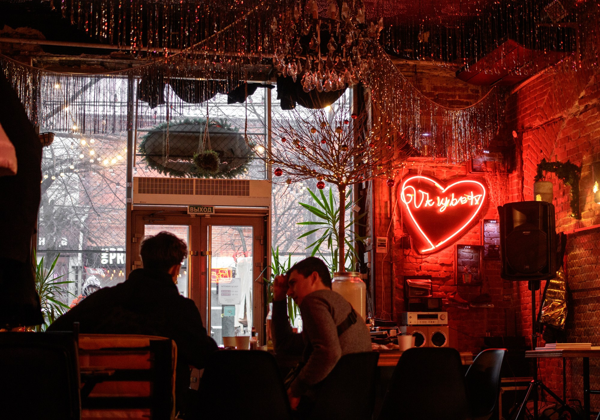 Новогодняя встреча в баре «Шаверма». Репортажный, промышленный и маркетплейс-фотограф Дмитрий Чернат