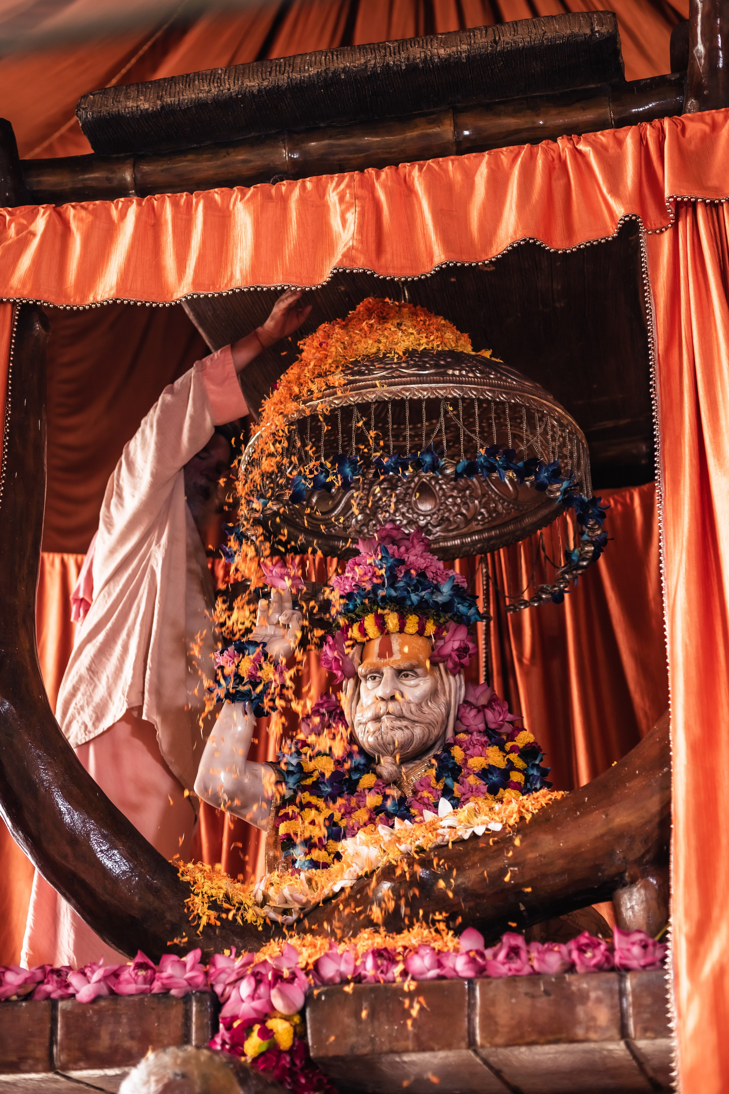 Abhisheka Devraha Baba on Sri Devdas ji maharaj bd. Mariam Bagdasaryan
