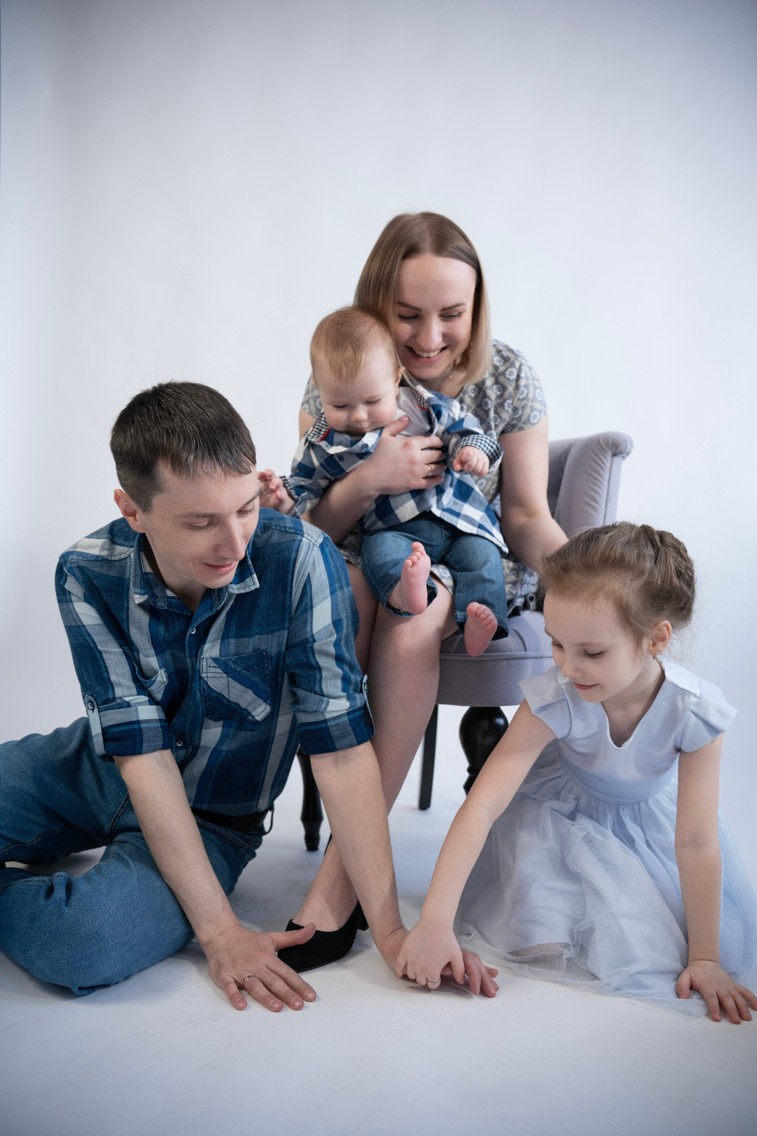 Семейная съемка в студии фотографа. Семейный фотограф в Омске Александра Яровикова