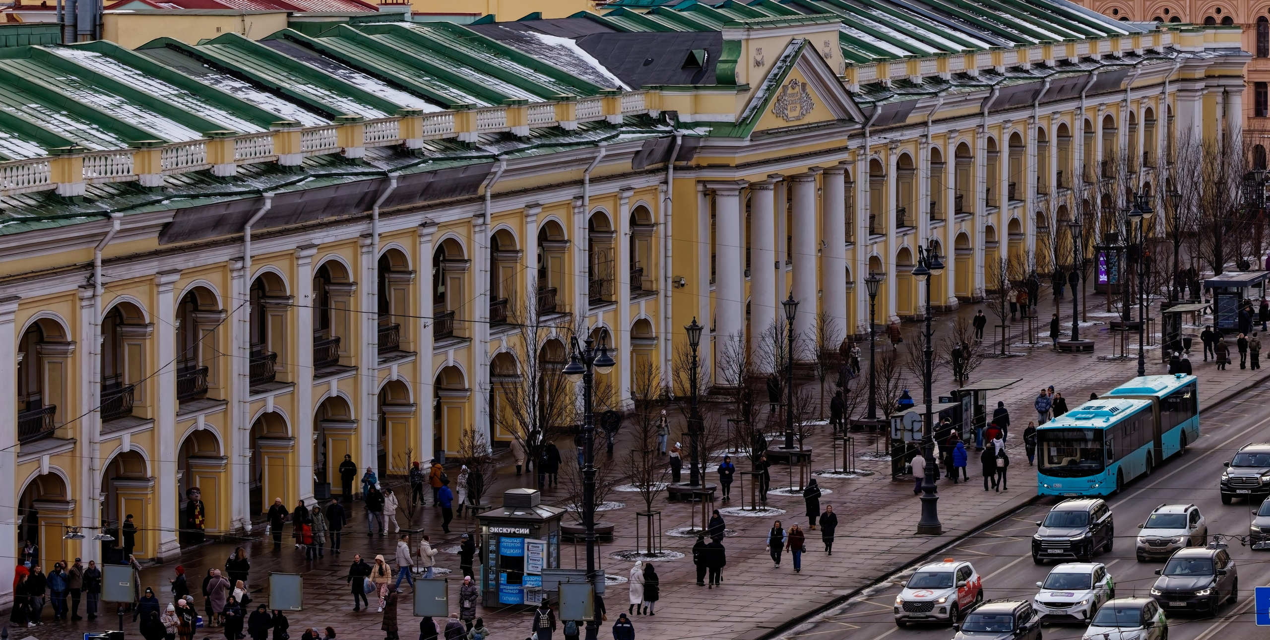 Вид со смотровой площадки музея Карла Буллы на Большой гостиный двор на Невском проспекте Санкт-Петербурга