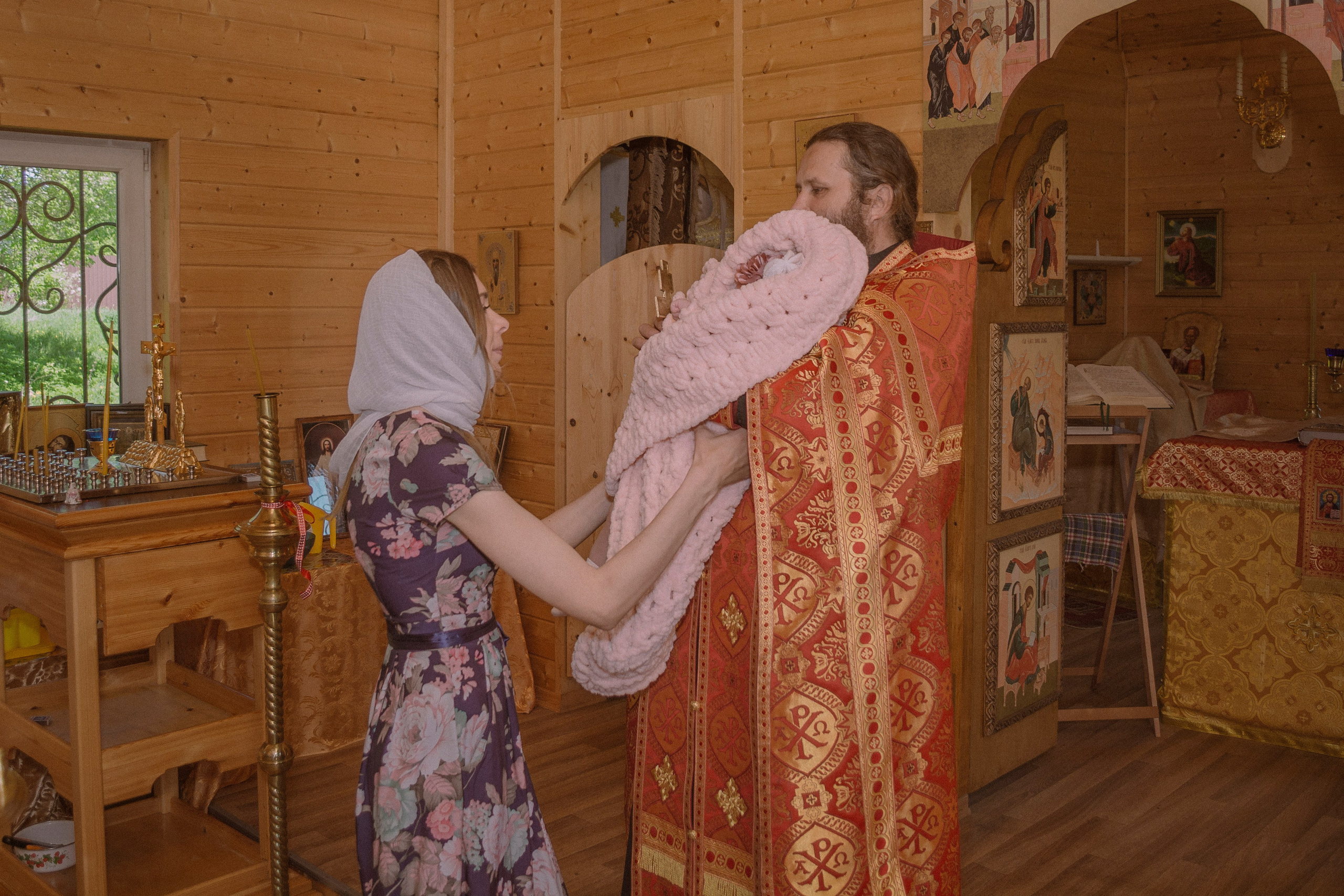 Крещение Василисы в храме Николая Чудотворца в д. Старый погост. Фотограф Евгений Егоров