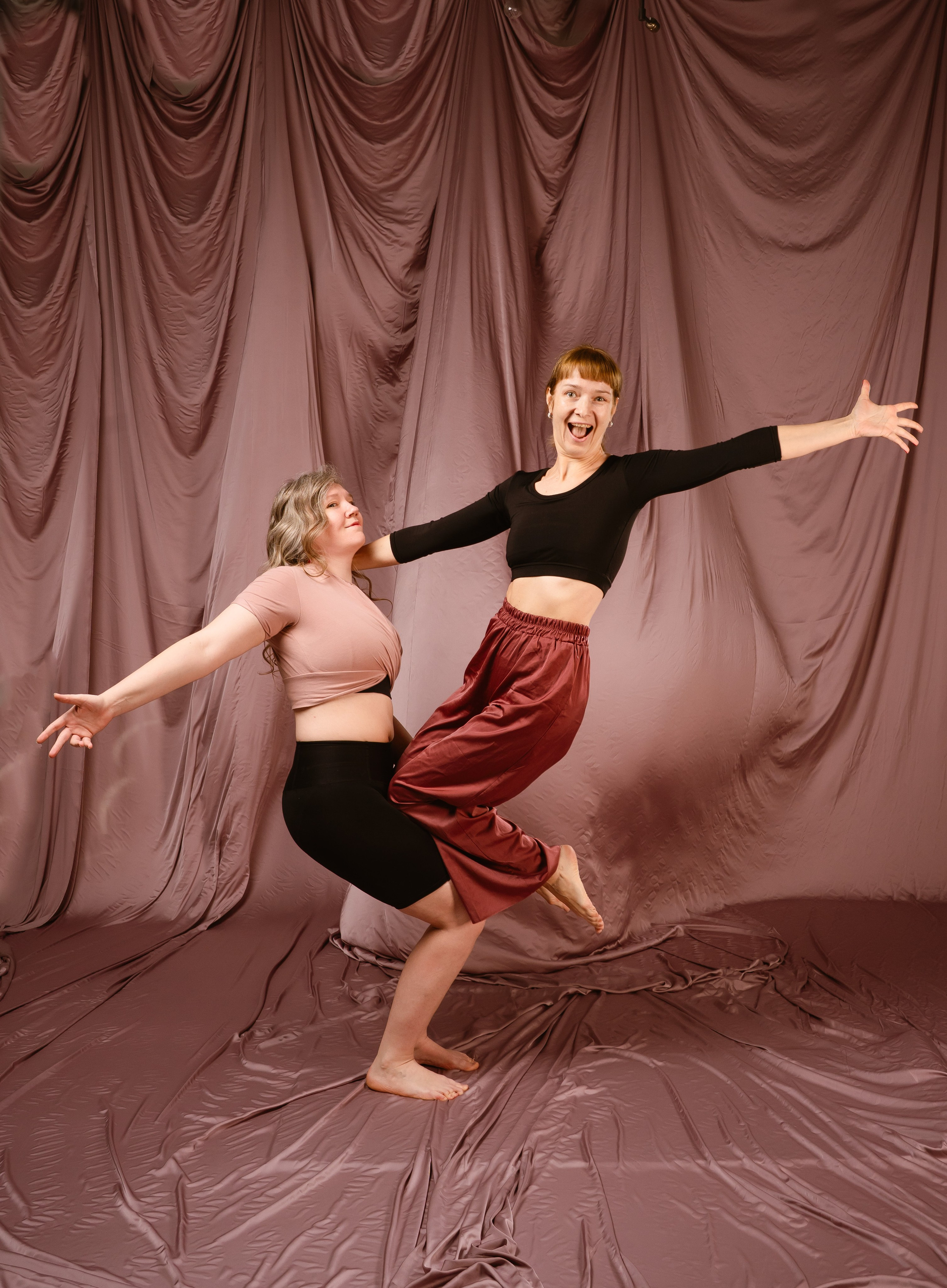 Фотосессия Акройогов с развевающейся тканью. Фотограф в Томске Григорий Шаповалов