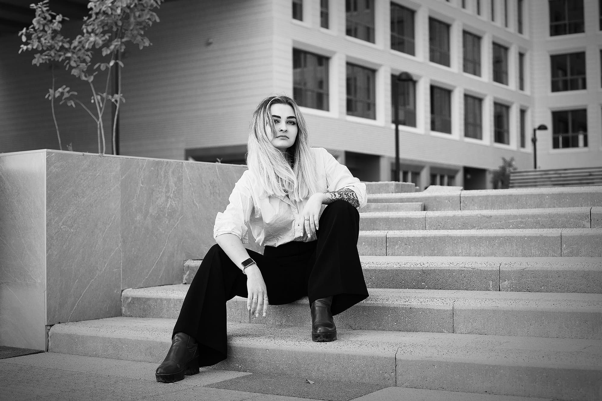 creative-photo-session-on-streets-of-saint-petersburg-with-architectural-background