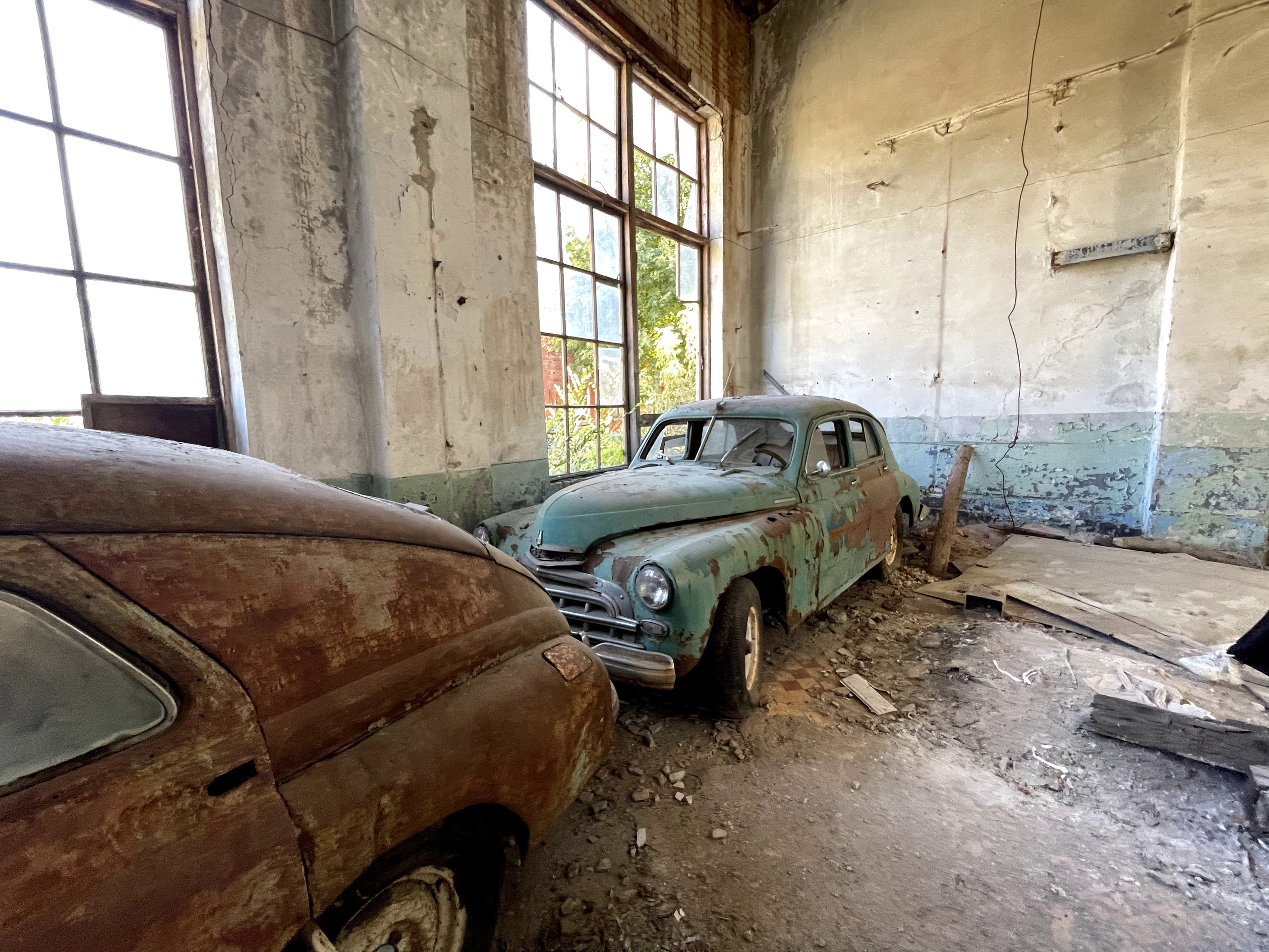 40 008 Автомобили внутри здания. Победы. ВИЗУАЛЬНЫЕ И ЗВУКОВЫЕ РЕШЕНИЯ ДЛЯ БИЗНЕСА И СЪЁМОК ТЕЛЕТЕЛА