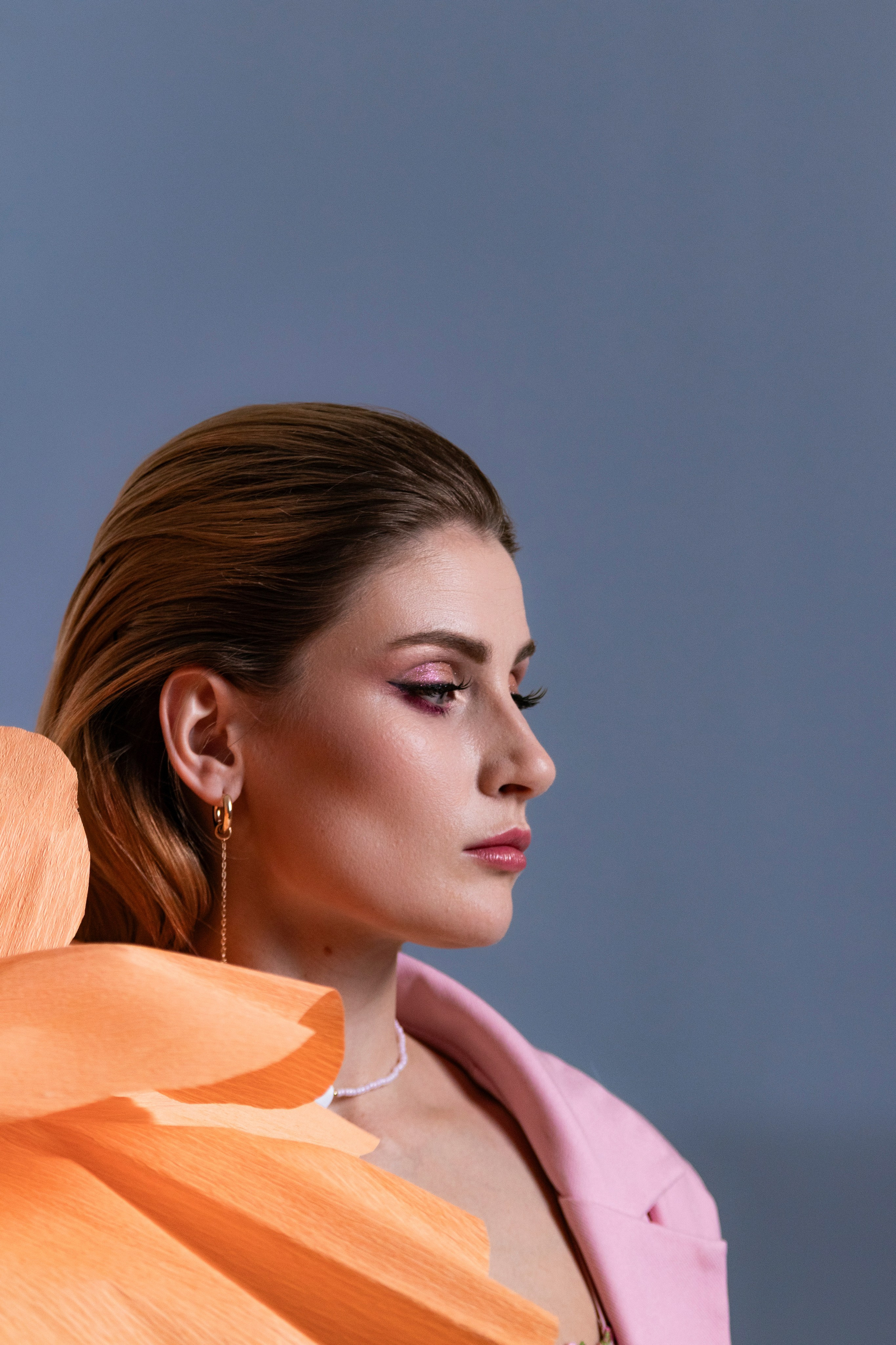 Портретная женская фотография с цветами. Портретный фотограф в Санкт-Петербурге Савельева Ольга