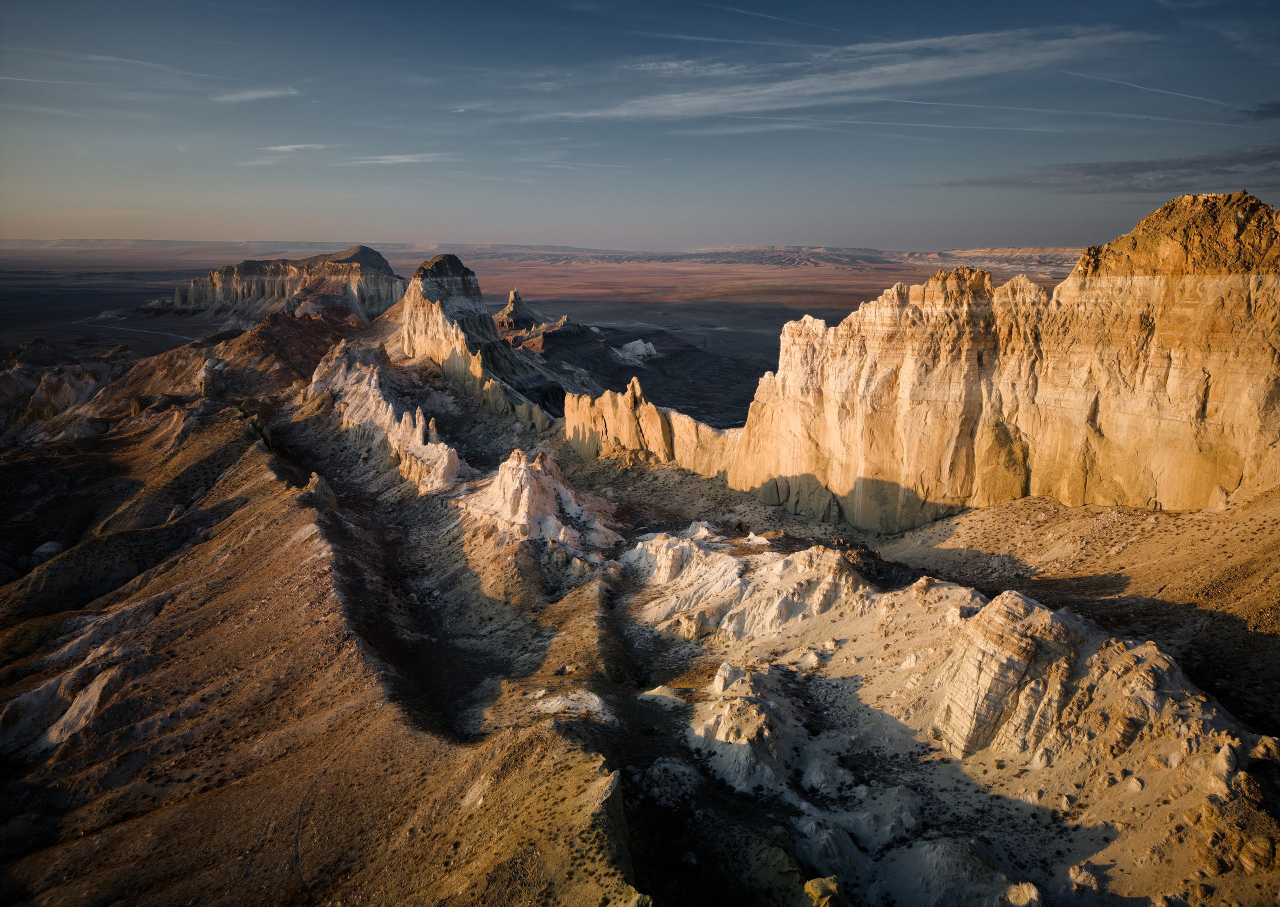 Три параллельных горных хребта в  Долине Замков Айракты в лучах закатного солнца