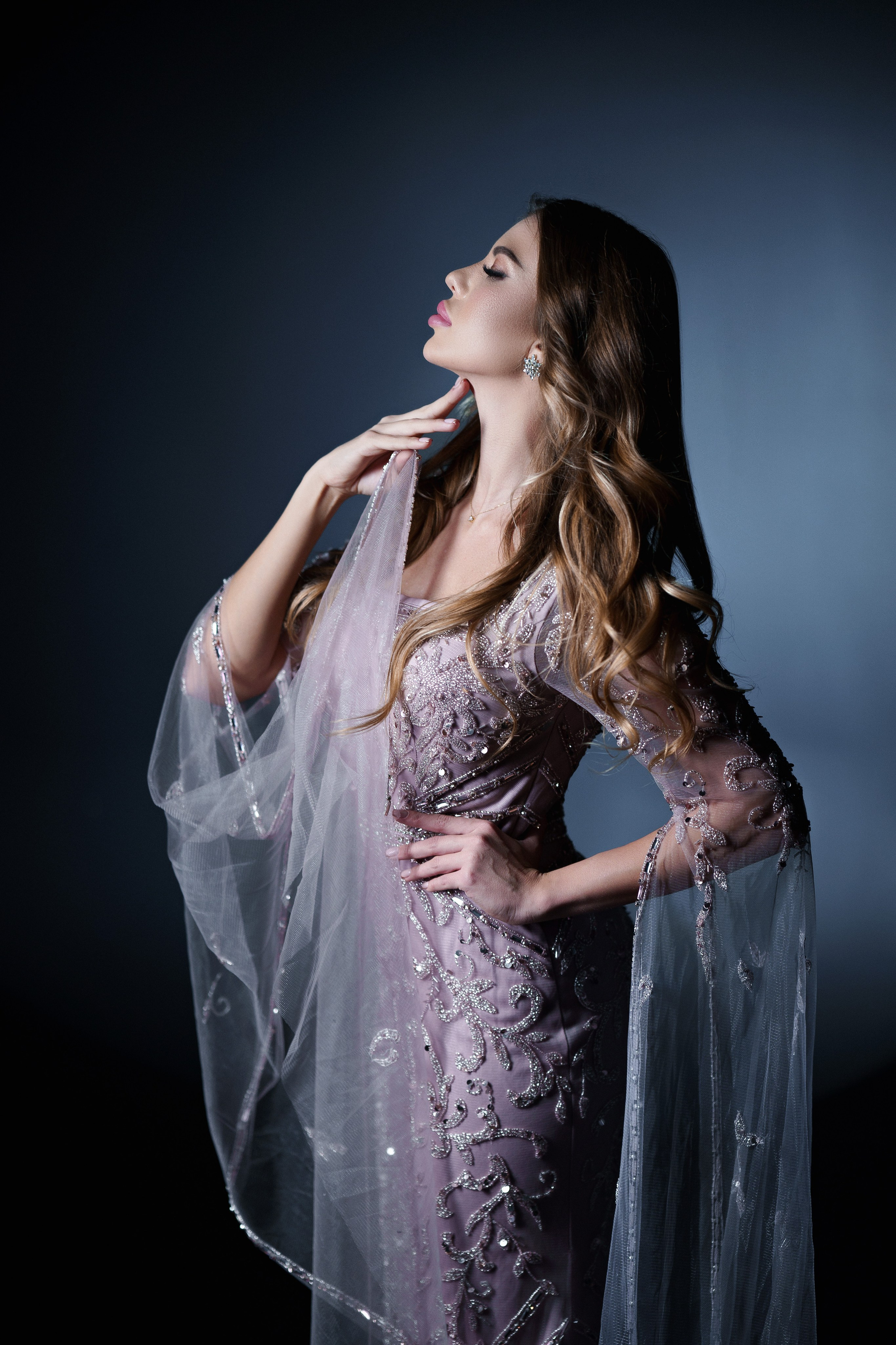 Фото девушки в блестящем платье — студии для фотосессии в Краснодаре интерьер