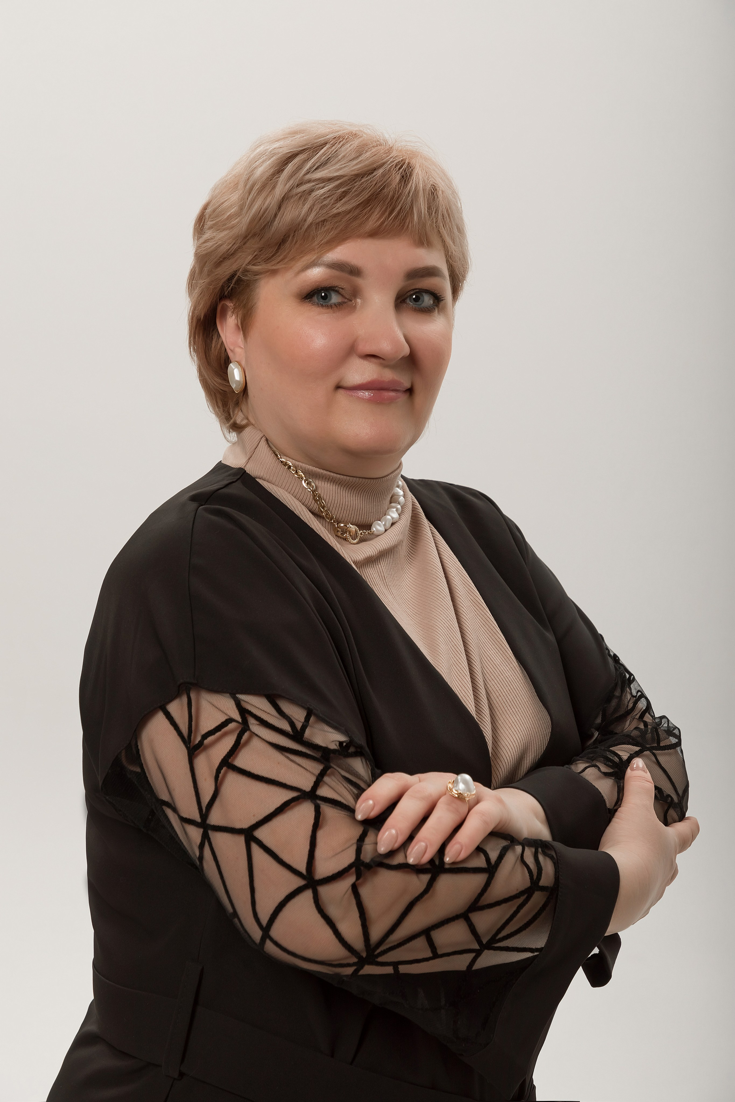 Фотограф Самара Татьяна Гузева - женский портрет в студии в черном костюме