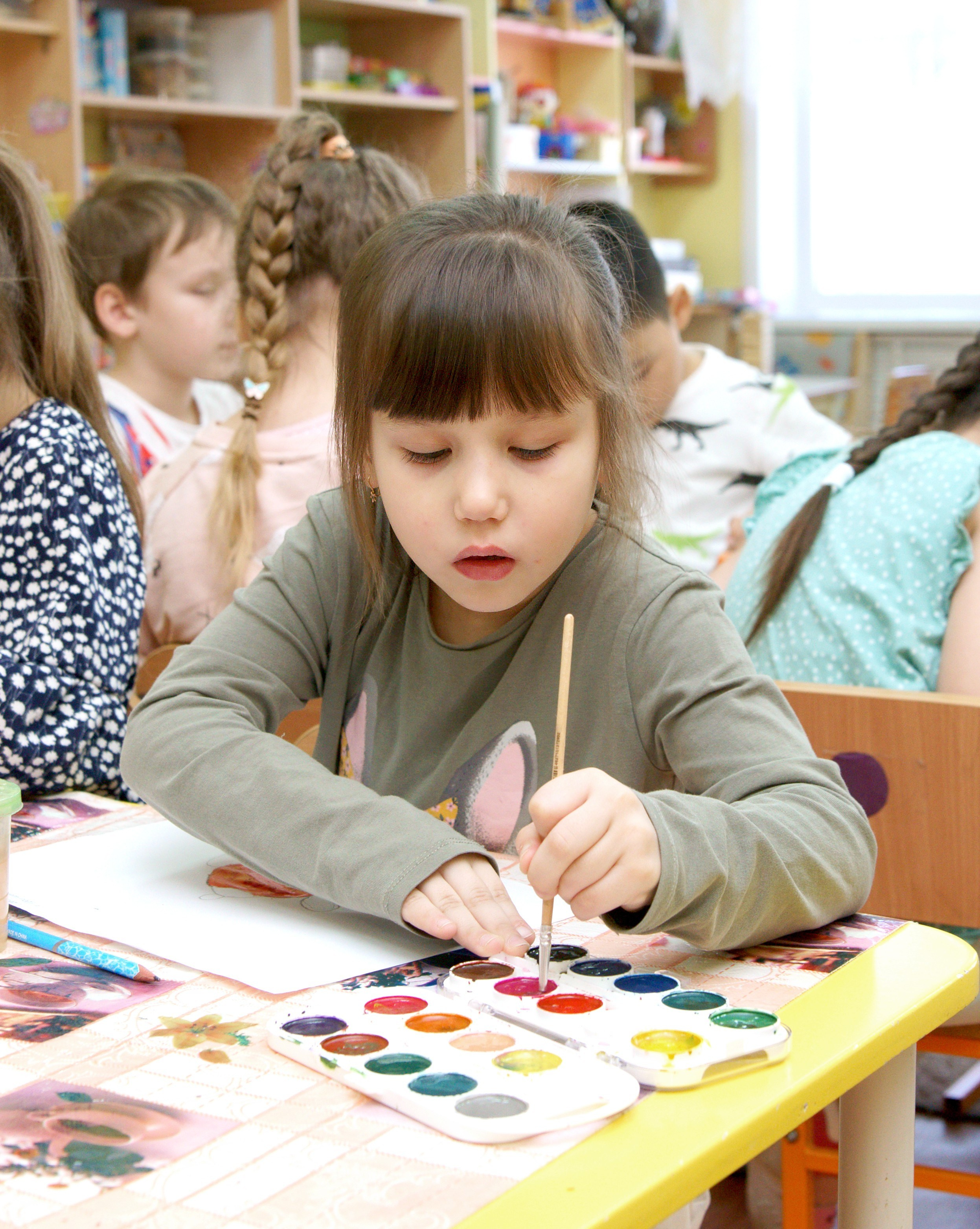 Репортажная фотосессия в группе - рисование - девочка рисует