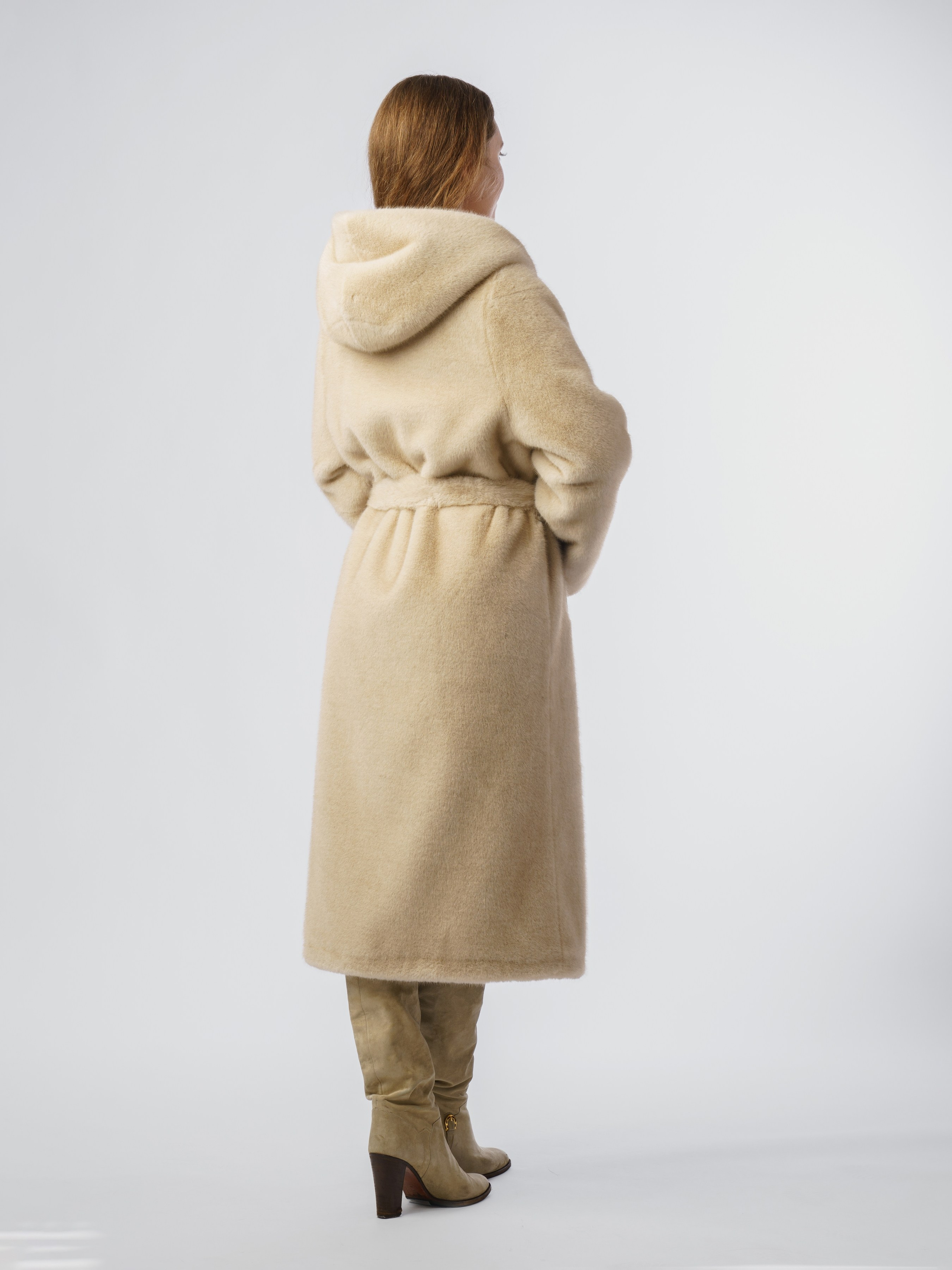 Шубы, модель Кристина. KED Production — продакшн из СПб. Создаём фото, видео и контент, который помогает брендам и селлерам продавать больше