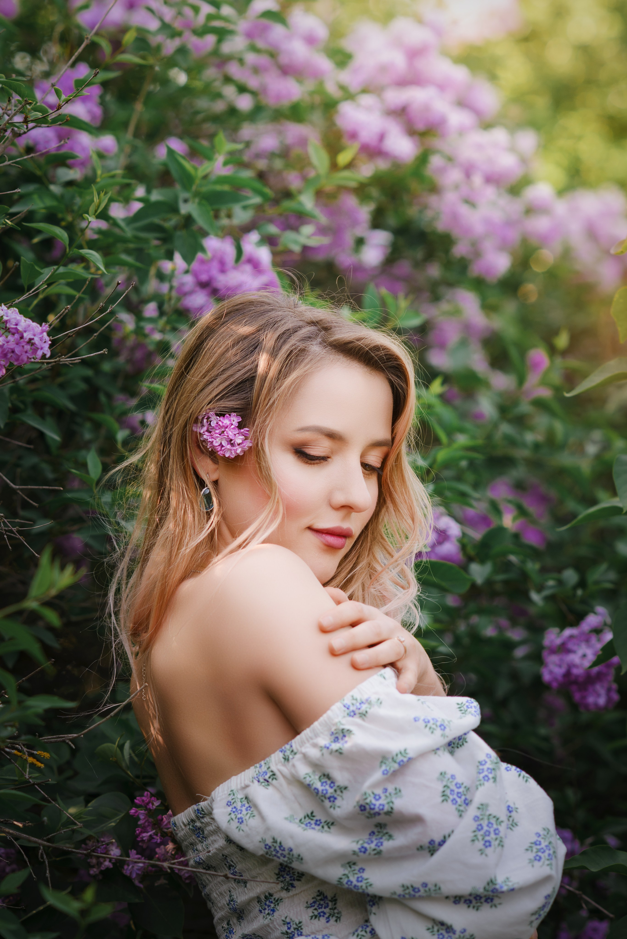 Прогулочная портретная фотосессия в сирени. Портрет девушки в сирени. Фотограф в Симферополе и по Крыму Ольга Топоривская.