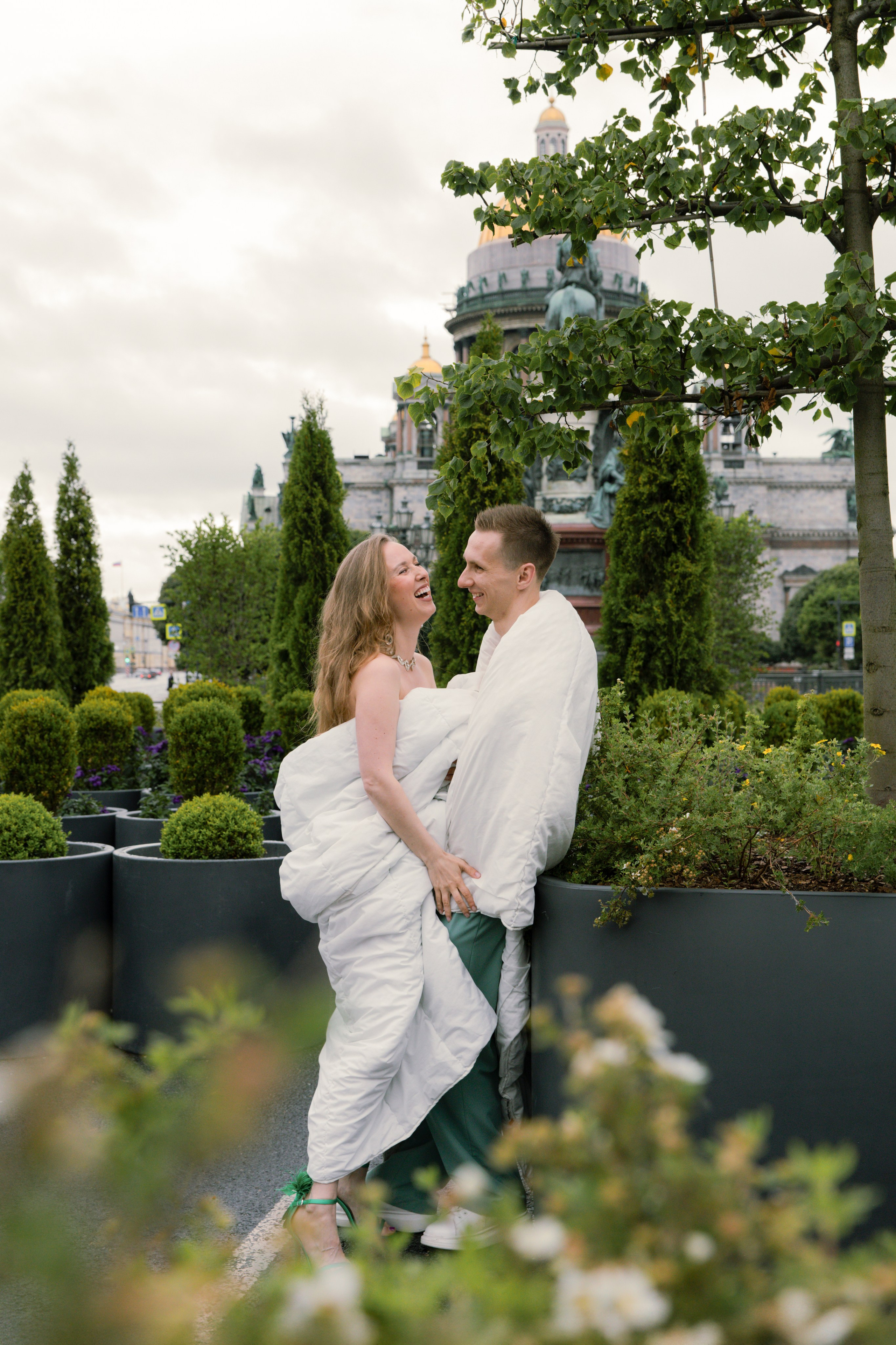 Лавстори прогулка в одеялах по ночному городу летом в Санкт-Петербурге. Фотограф в Санкт-Петербурге Вагнер Юлия