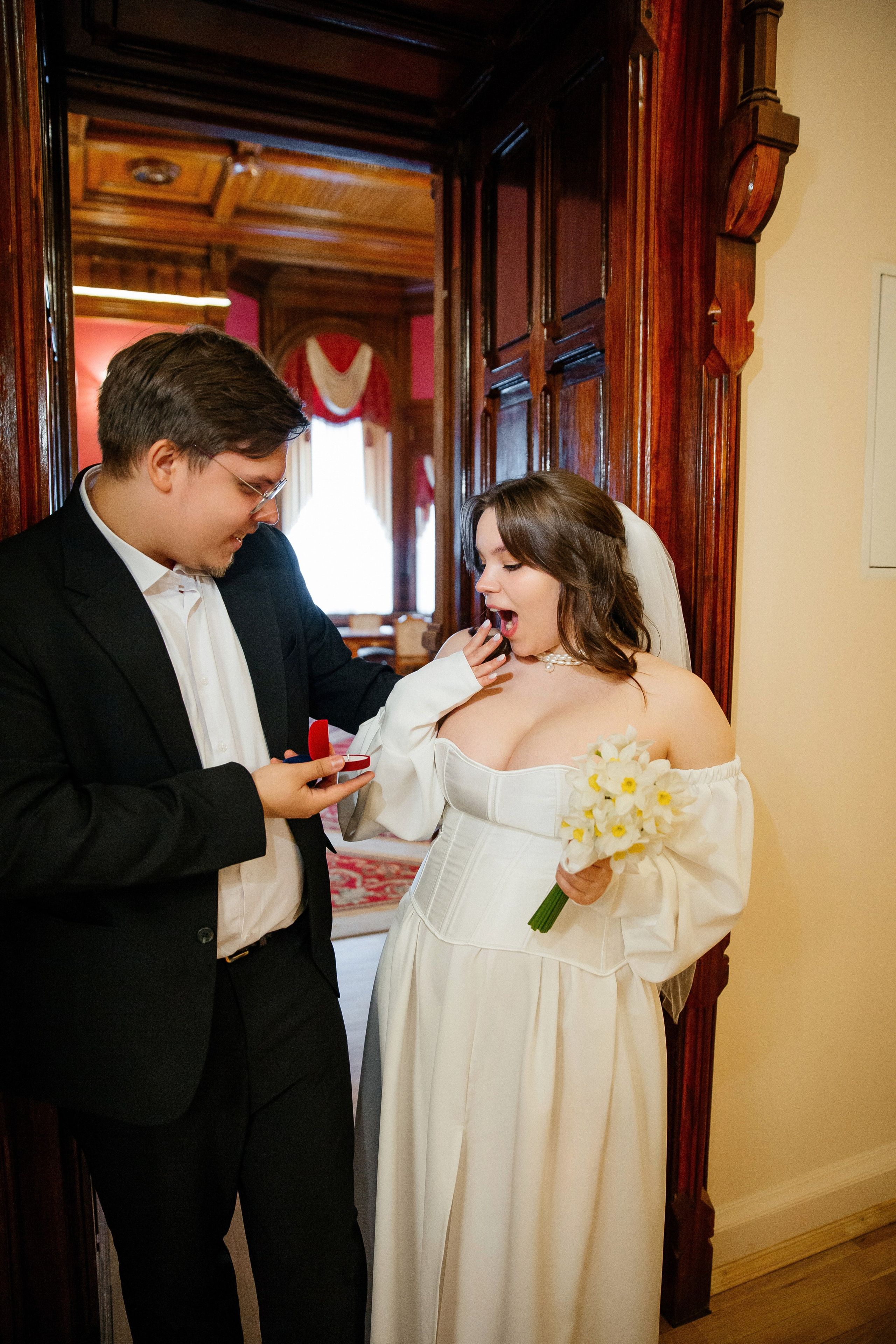 Съемка в отеле и регистрация прохладным майским днем. Свадебный фотограф в Санкт-Петербурге Вика Стукачева