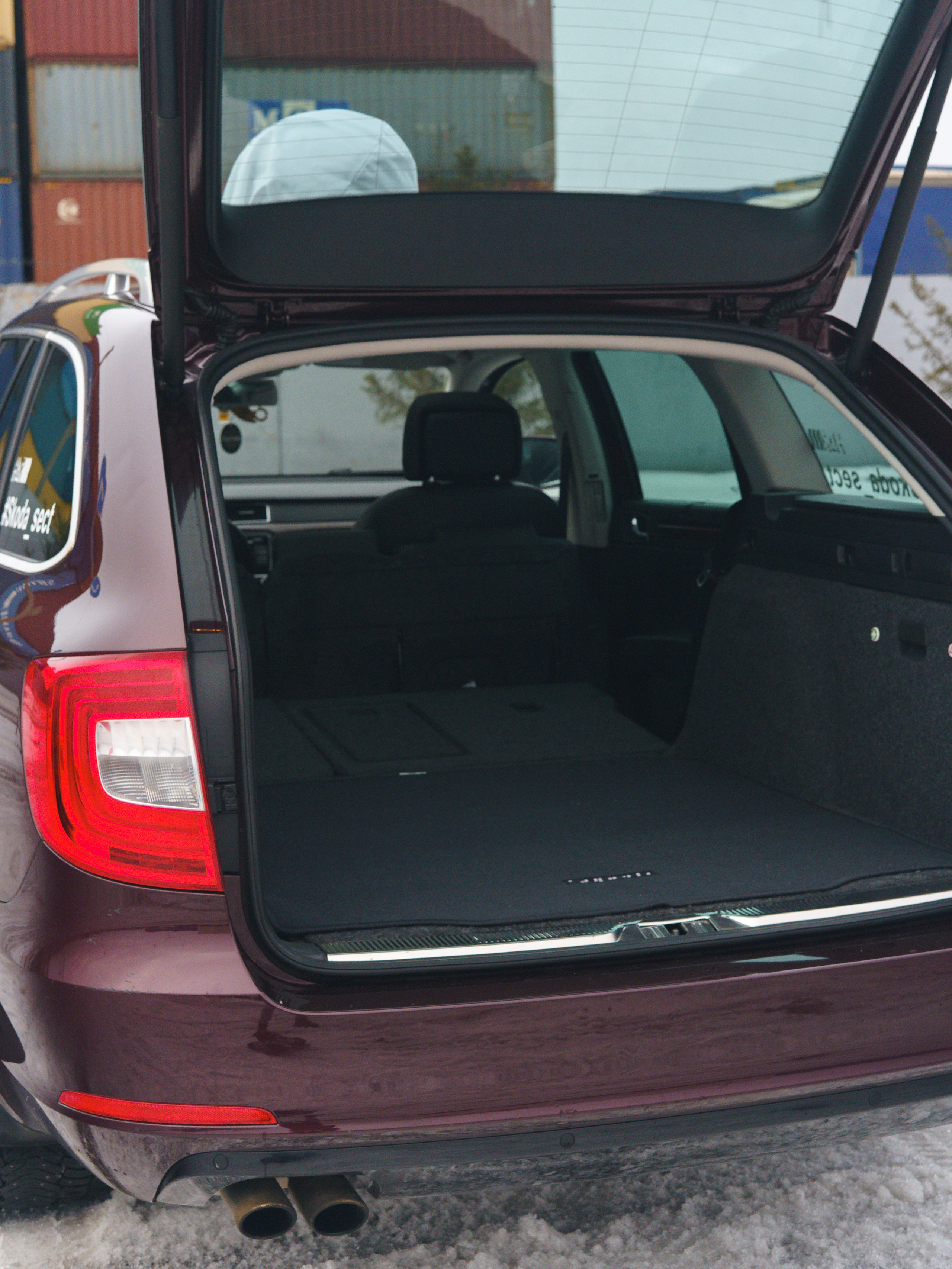 Багажник с безлимитным объемом при сложенном заднем ряде сидений. И, кстати, складывается в ровный пол длиною 180 см.