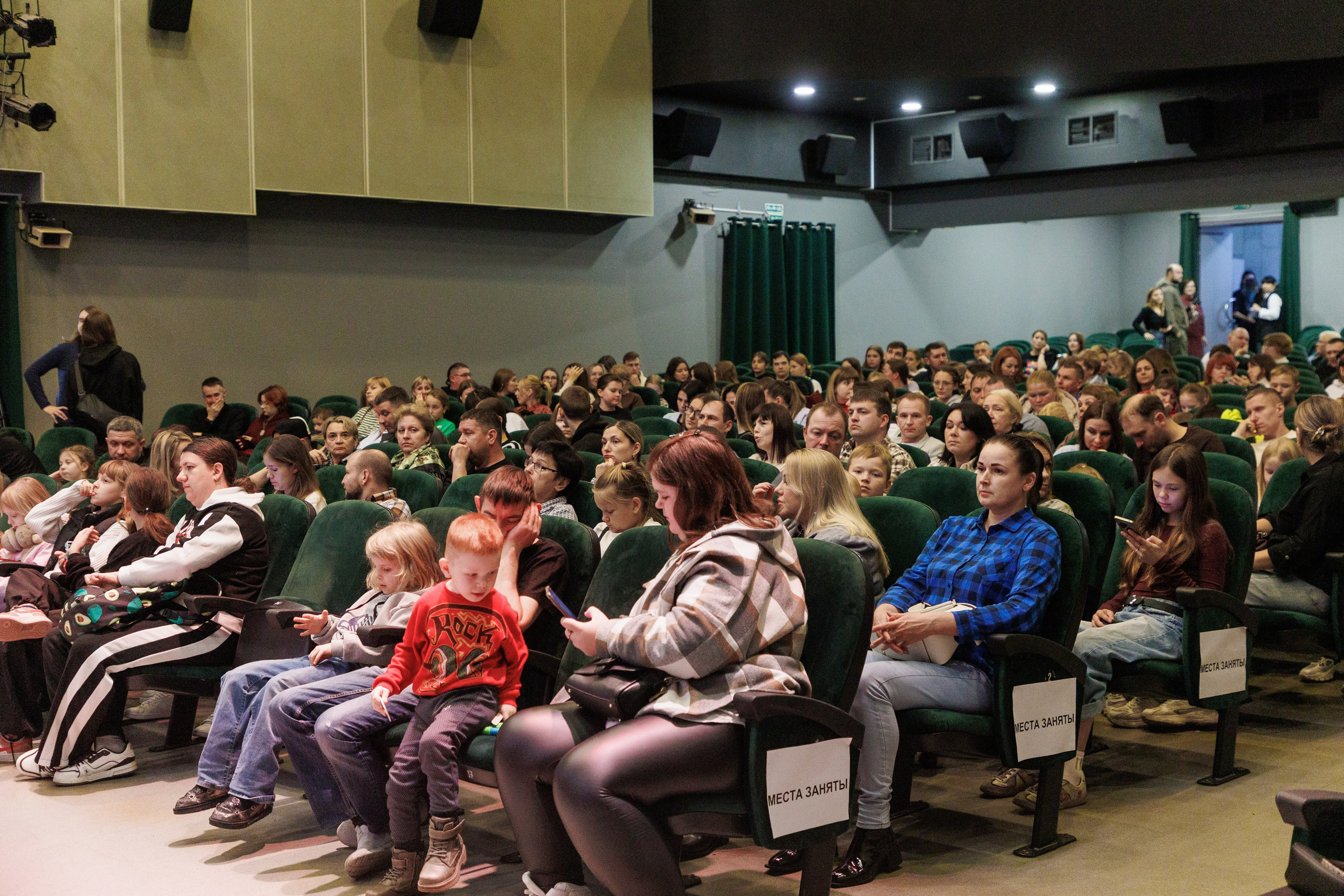 Выксунская премьера «Громко и Честно. Бонд с кнопкой». Фотограф городских и семейных событий Артем Карпухин
