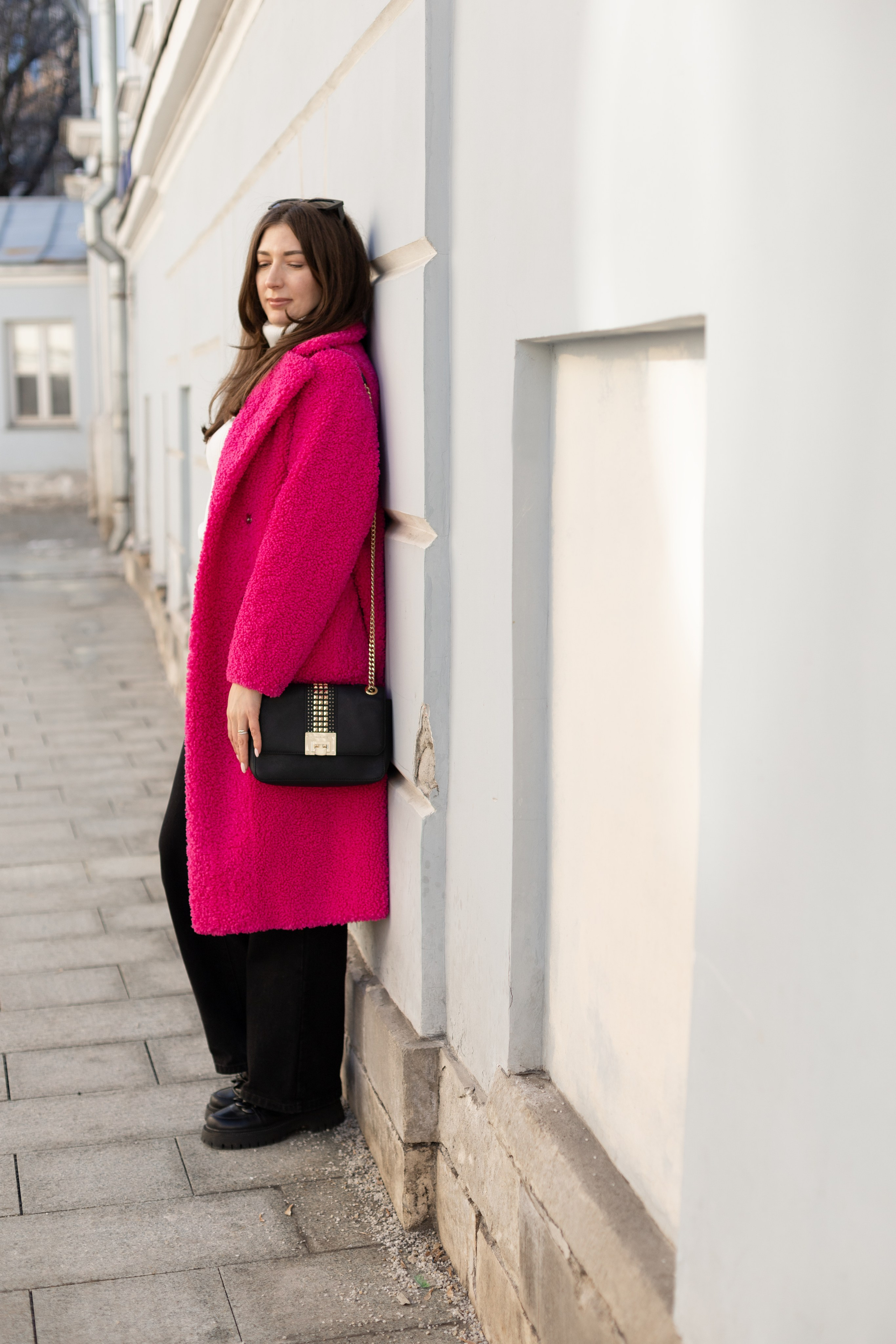 Фотосессия в Москве, фотография девушки весной, девушка в розовой шубе, прогулка по Москве