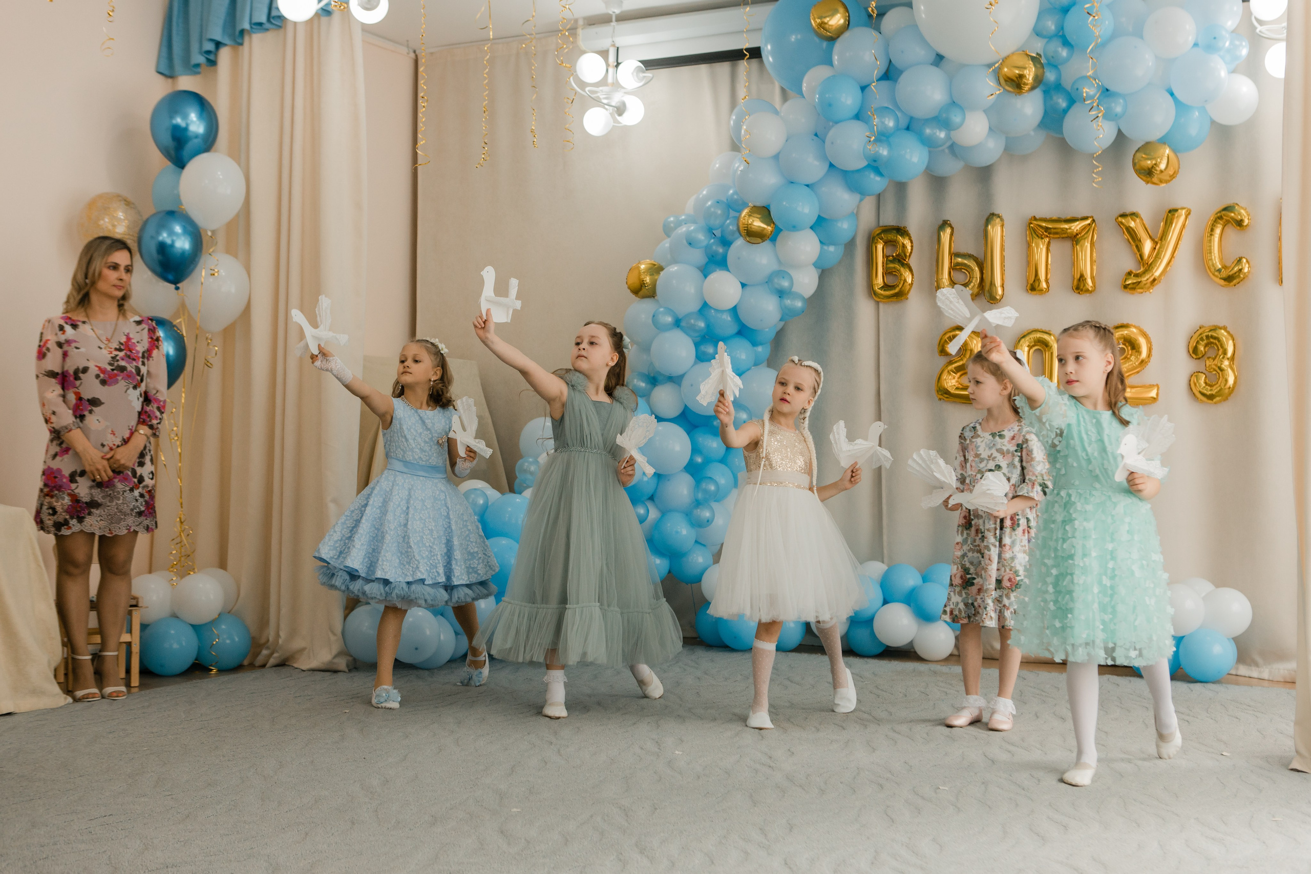 Фотосъемка выпускного в детском саду. Видеосъемка и фотосъемка свадеб. Фотограф и оператор на свадьбу. Видеосъемка подкастов, собственная видео-фотостудии. Предметная фотосъемка