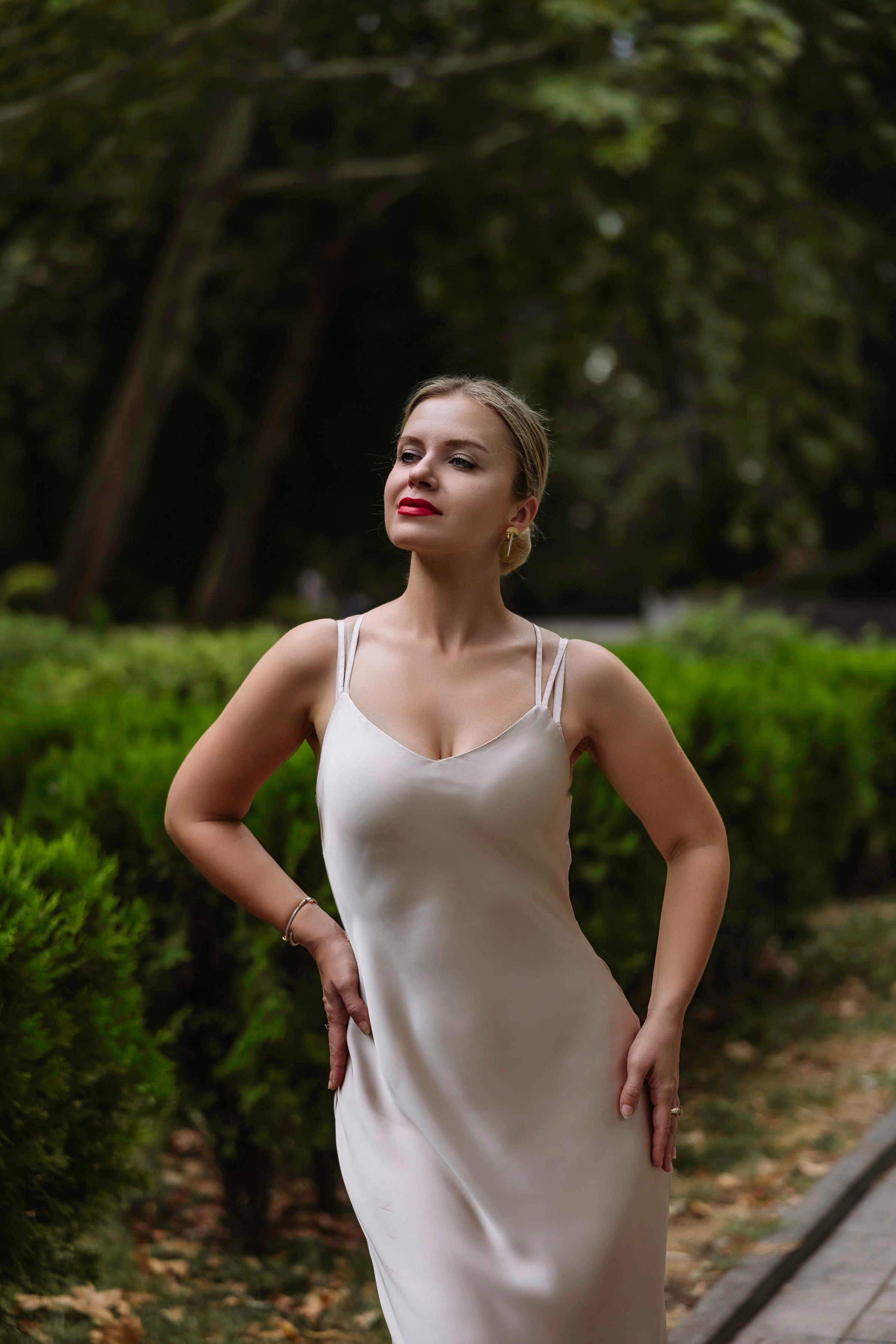 Уличная фотосессия — девушка в  платье на фоне листвы