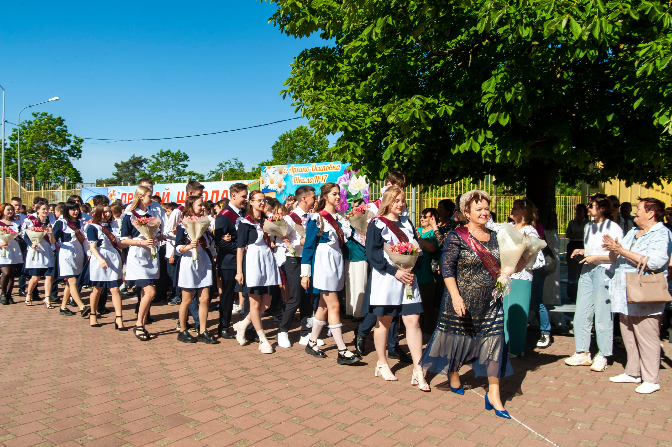 Последний Звонок МАОУ СОШ № 17 им. Эдуарда Есаяна — Архипо-Осиповка. Свадебный и семейный фотограф Денис Лукьянов в Краснодаре, Краснодарском крае и Республике Крым