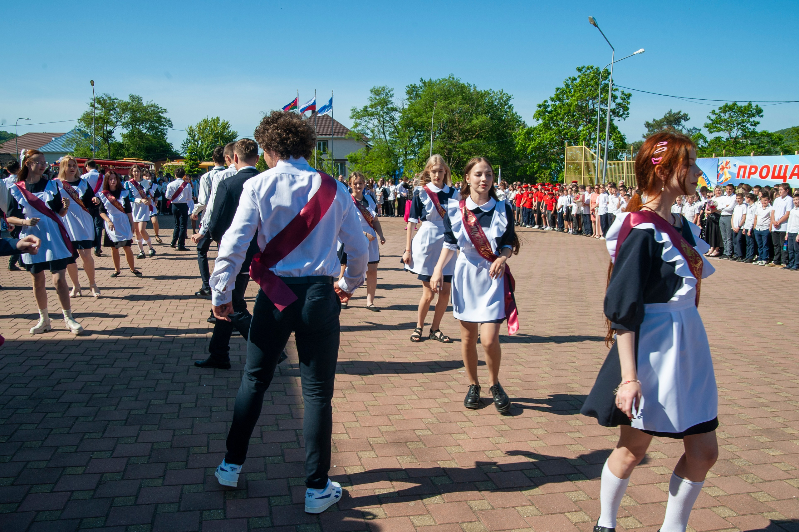 Последний Звонок МАОУ СОШ № 17 им. Эдуарда Есаяна — Архипо-Осиповка. Свадебный и семейный фотограф Денис Лукьянов в Краснодаре, Краснодарском крае и Республике Крым