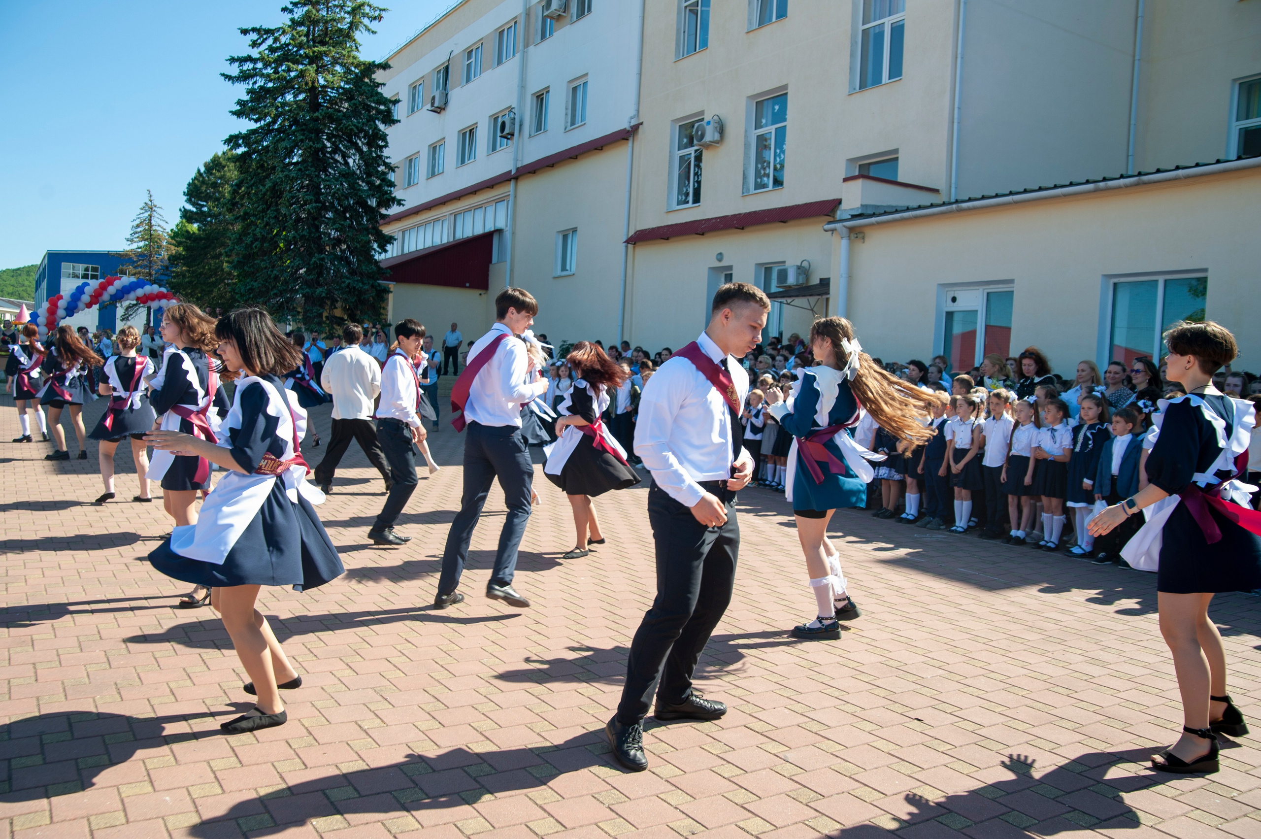 Последний Звонок МАОУ СОШ № 17 им. Эдуарда Есаяна — Архипо-Осиповка. Свадебный и семейный фотограф Денис Лукьянов в Краснодаре, Краснодарском крае и Республике Крым