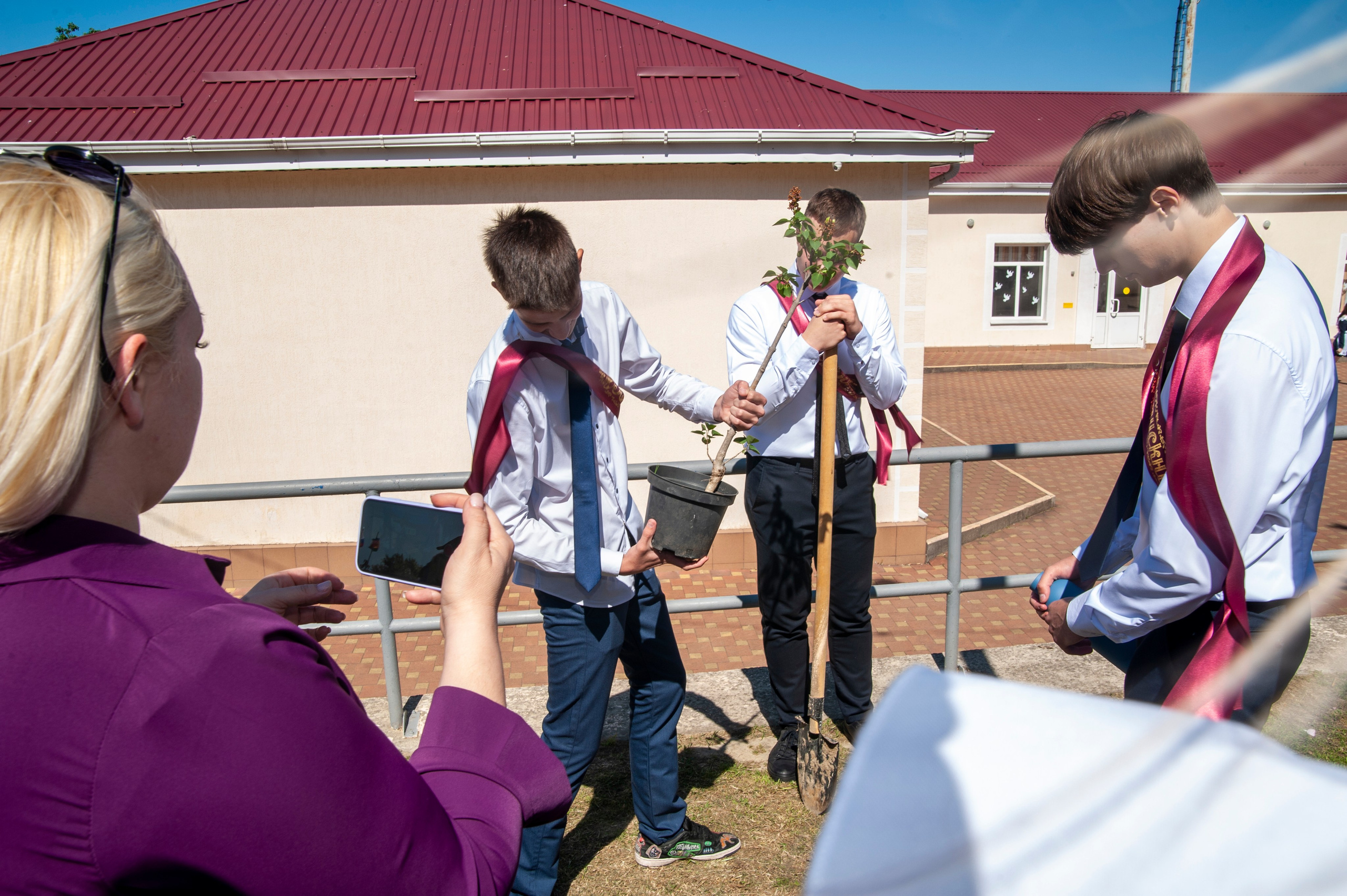 Последний Звонок МАОУ СОШ № 17 им. Эдуарда Есаяна — Архипо-Осиповка. Свадебный и семейный фотограф Денис Лукьянов в Краснодаре, Краснодарском крае и Республике Крым