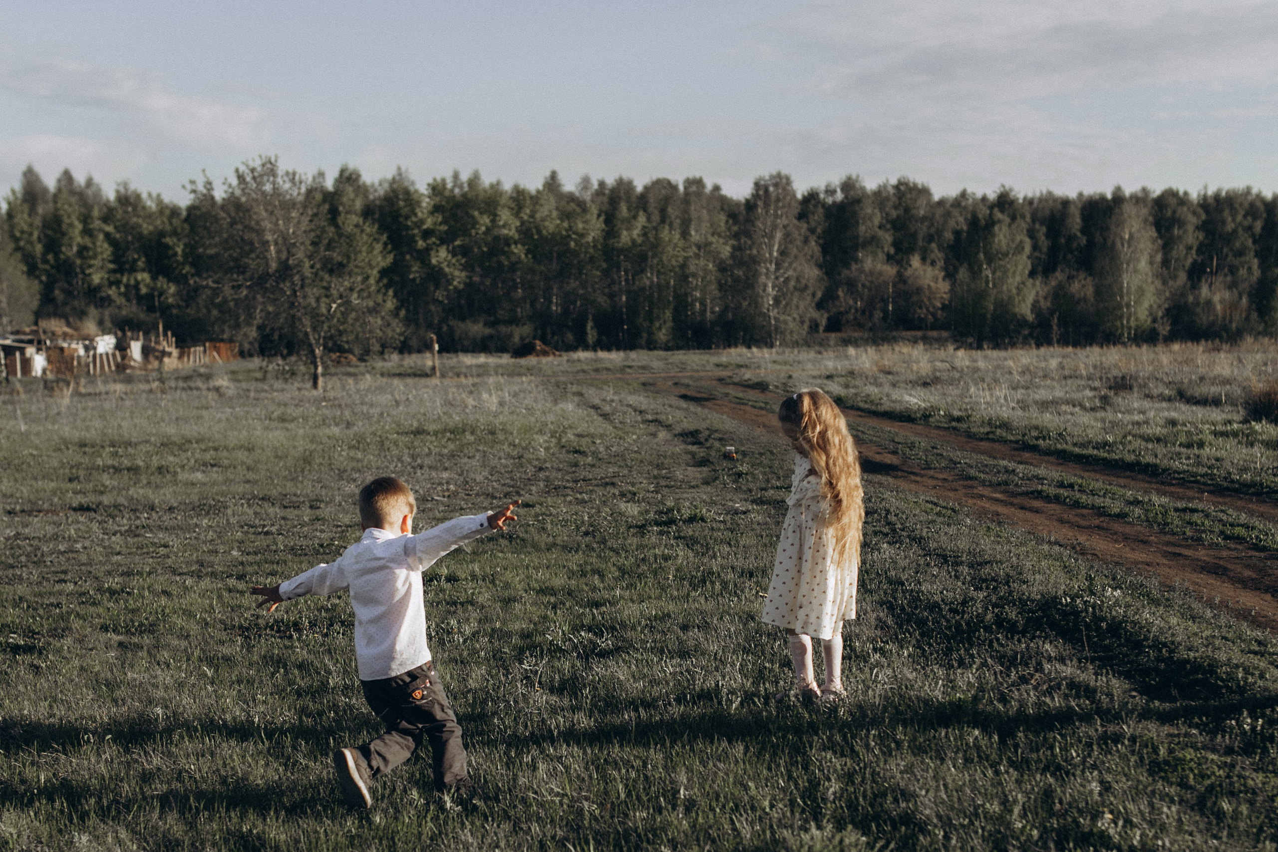 Саша, Миша, Вера и Вика летняя прогулочная съёмка. Семейный фотограф lifestyle в Новосибирске Елена Шпилевая