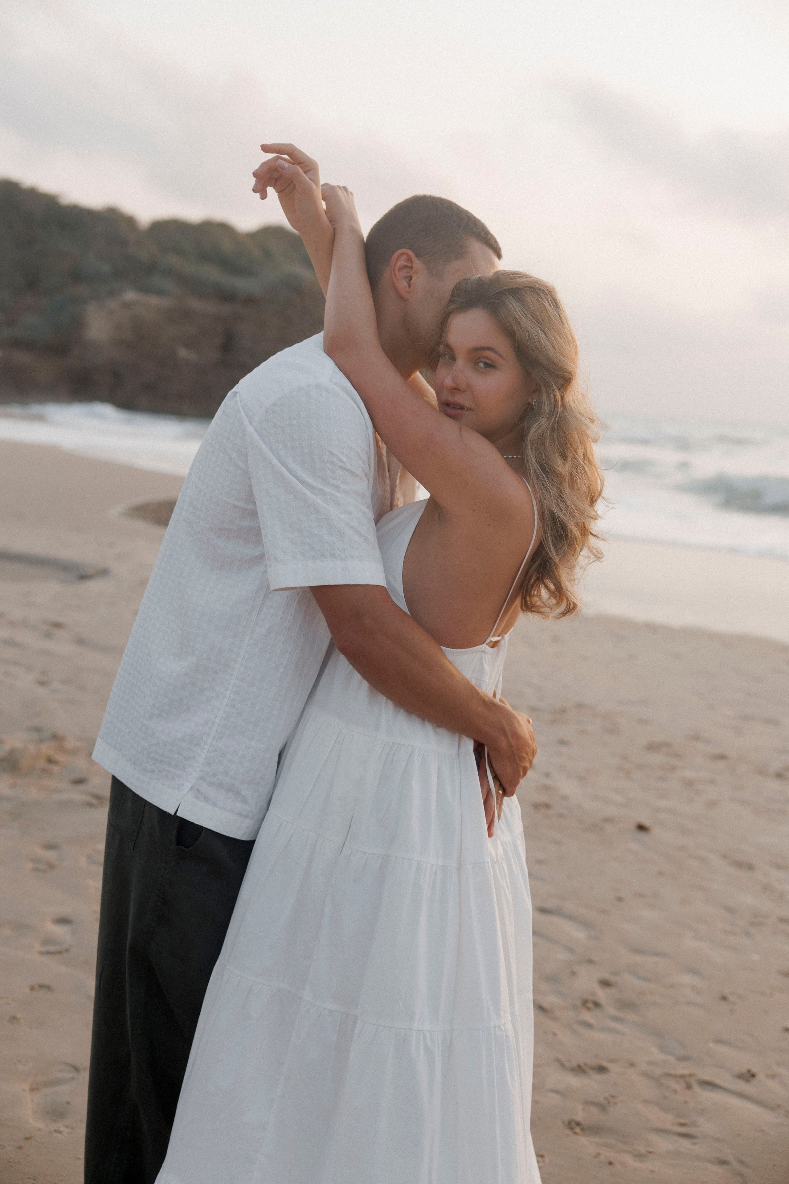 Pregnancy photoshoot near the sea (cloudy weather). Главная