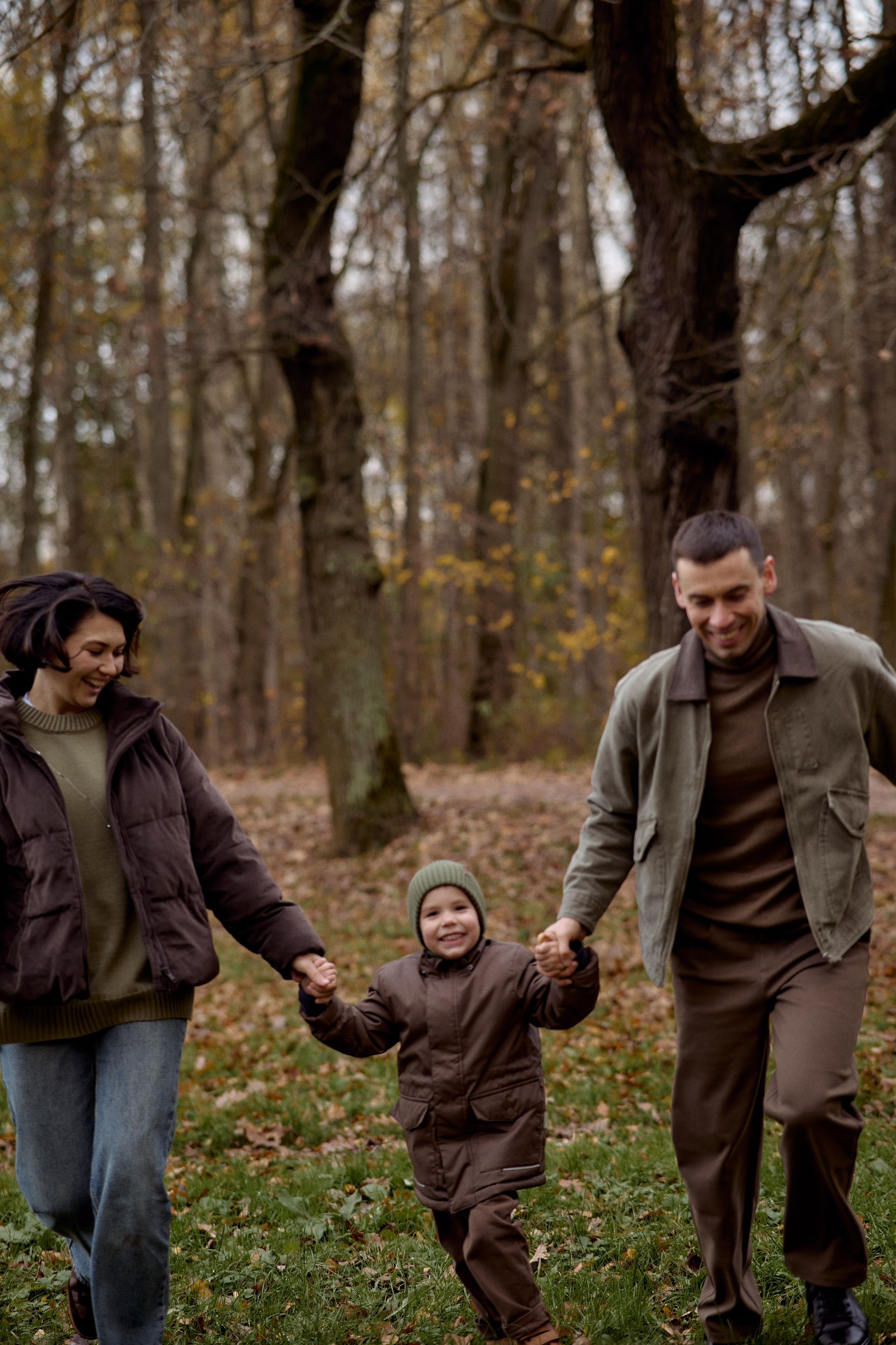 Вова, Юля и Максим в осеннем парке. Семейный и свадебный lifestyle-фотограф в Москве Мария Петрова