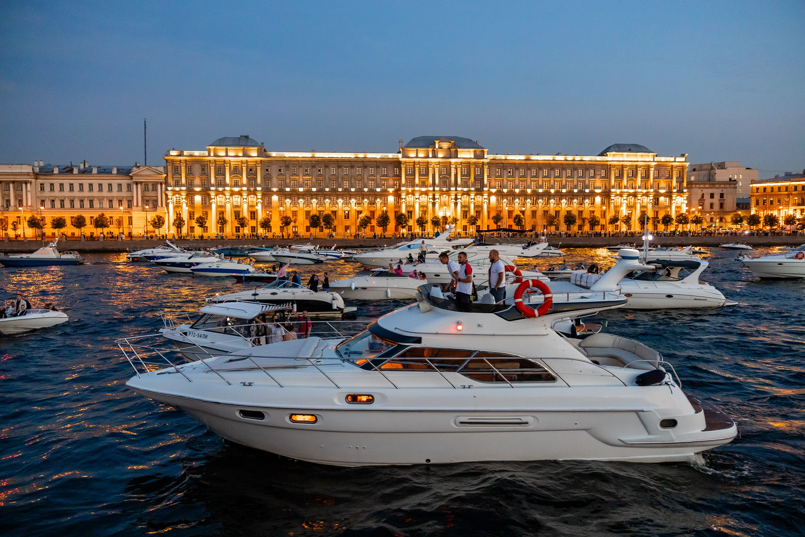 Вечерний вид с борта теплохода на группу катеров на Малой Неве на фоне Военной академии материально-технического обеспечения им. генерала армии А.В. Хрулёва 