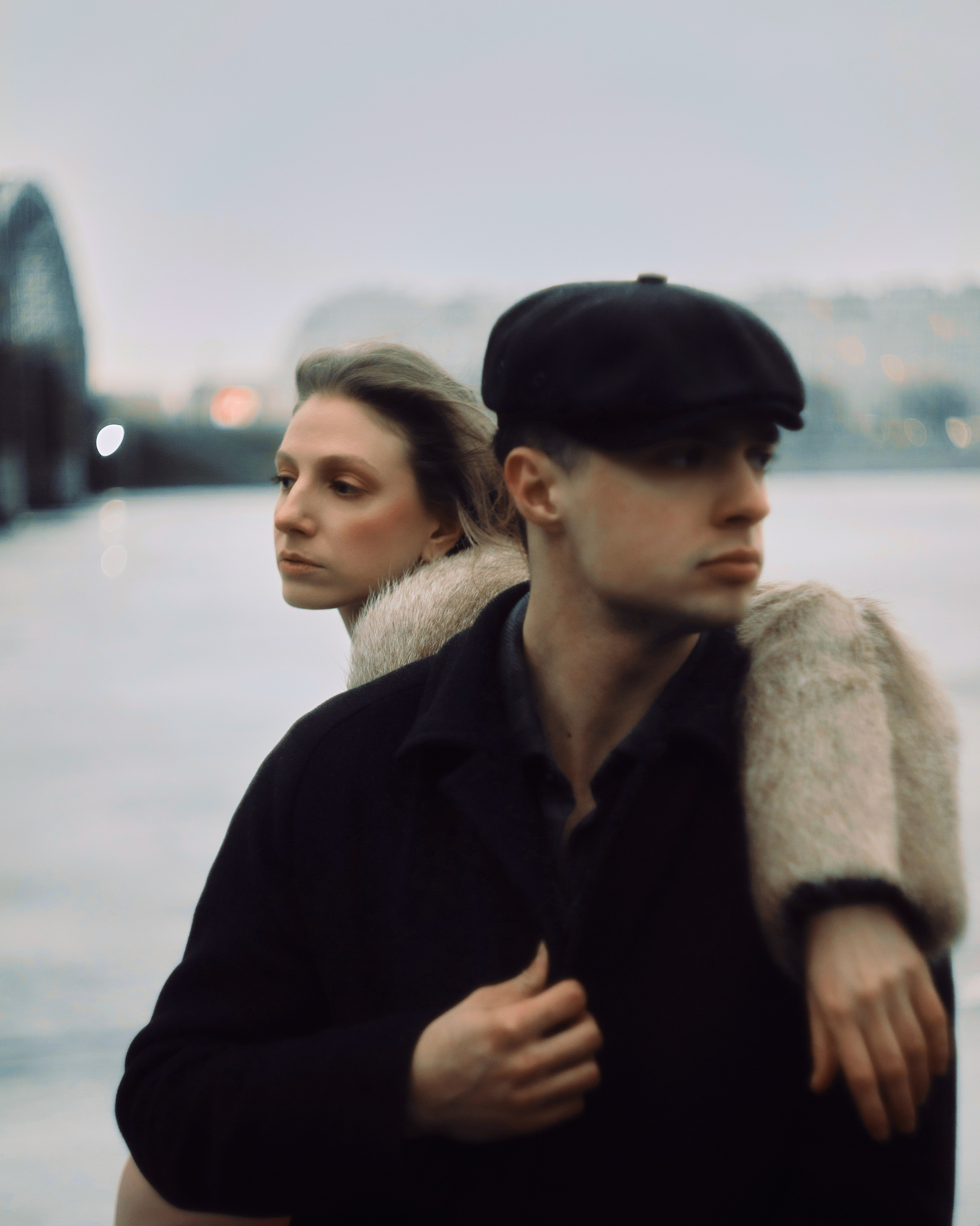 Авторская фотосессия пары у воды в Санкт-Петербурге, художественный love story портрет с мягким светом и ощущением личной истории