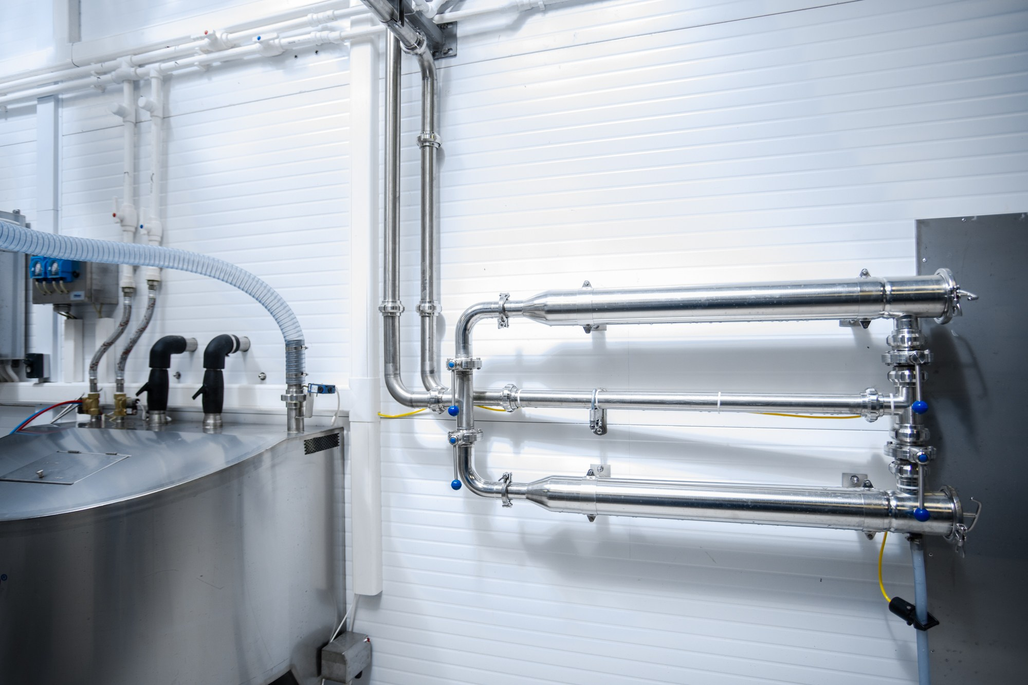 Оборудование хранения молока. Репортажный, промышленный и маркетплейс-фотограф Дмитрий Чернат