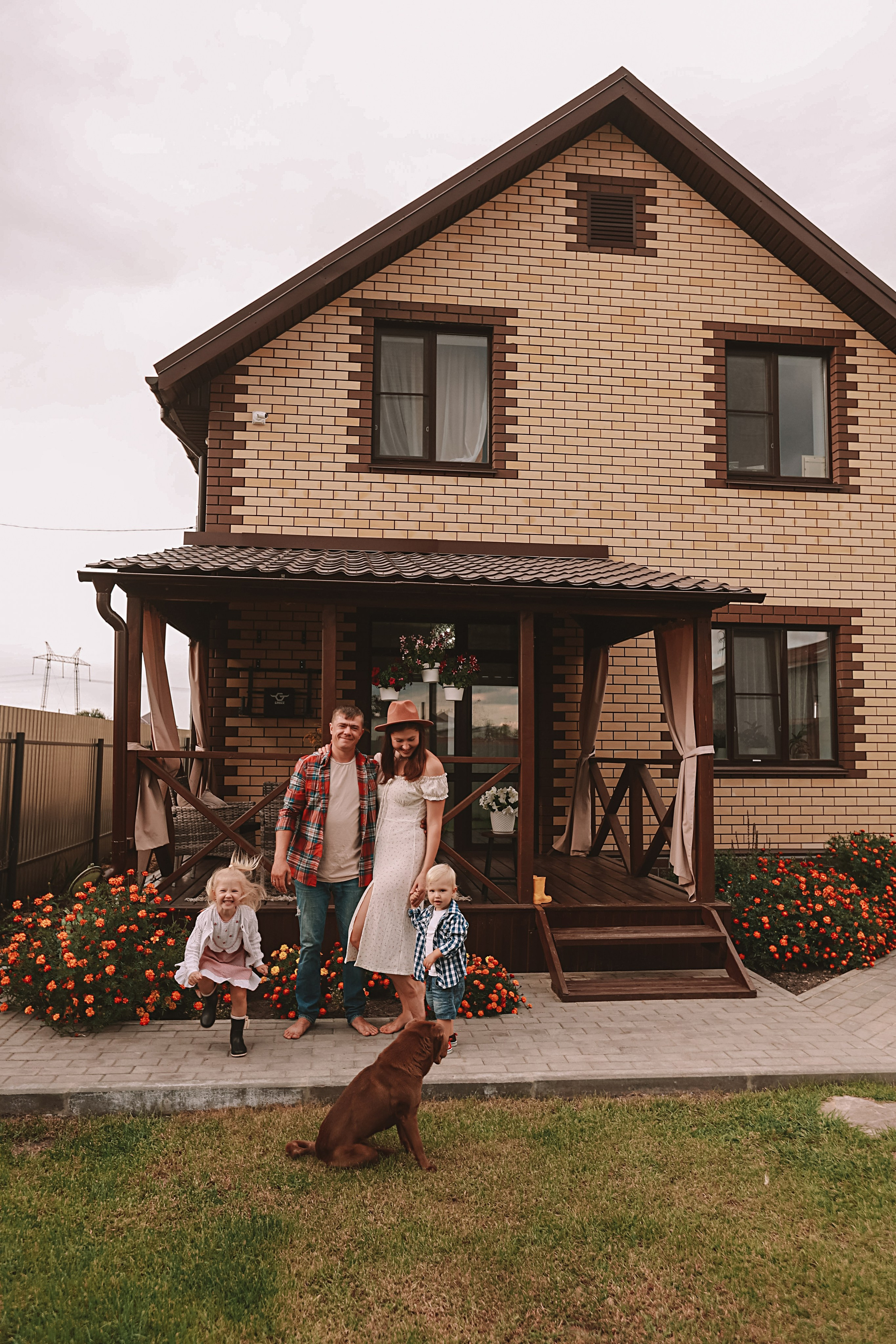 У дома. Семейный фотограф Тюмень, фотограф на роды Салмина Мария