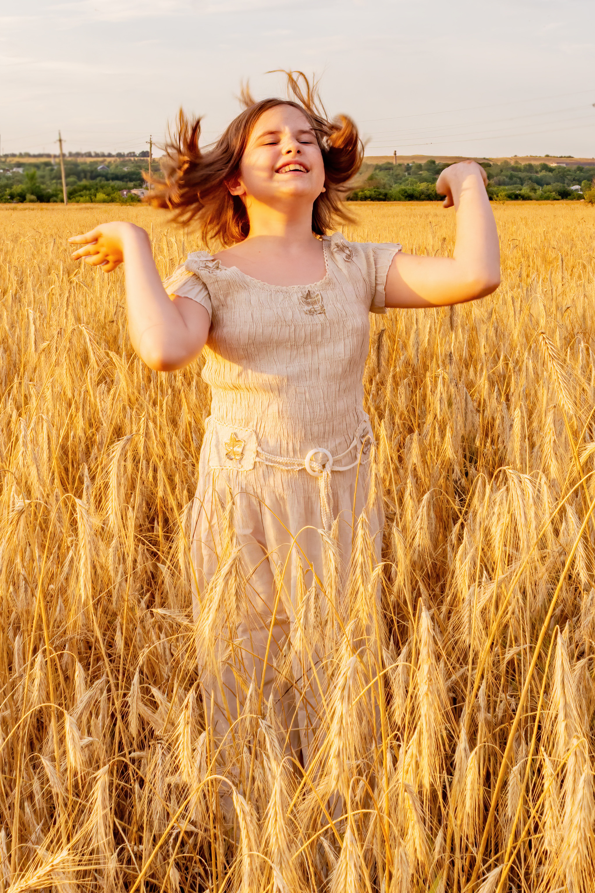 девочка радуется и подбрасывает свои волосы