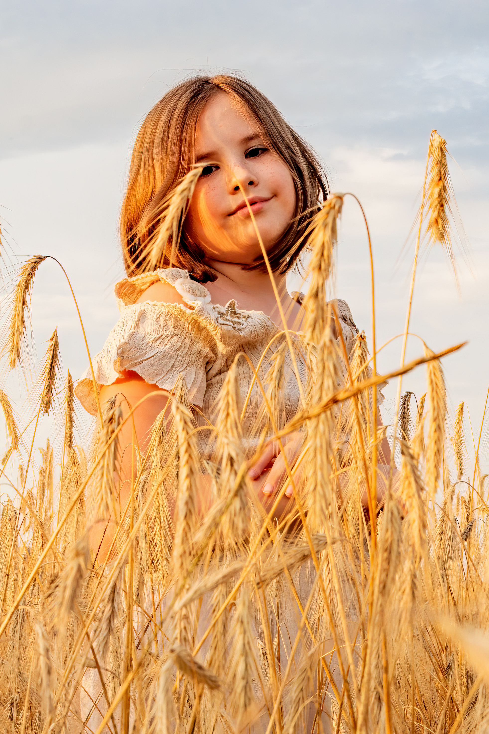 портрет девочки в пшеничном поле
