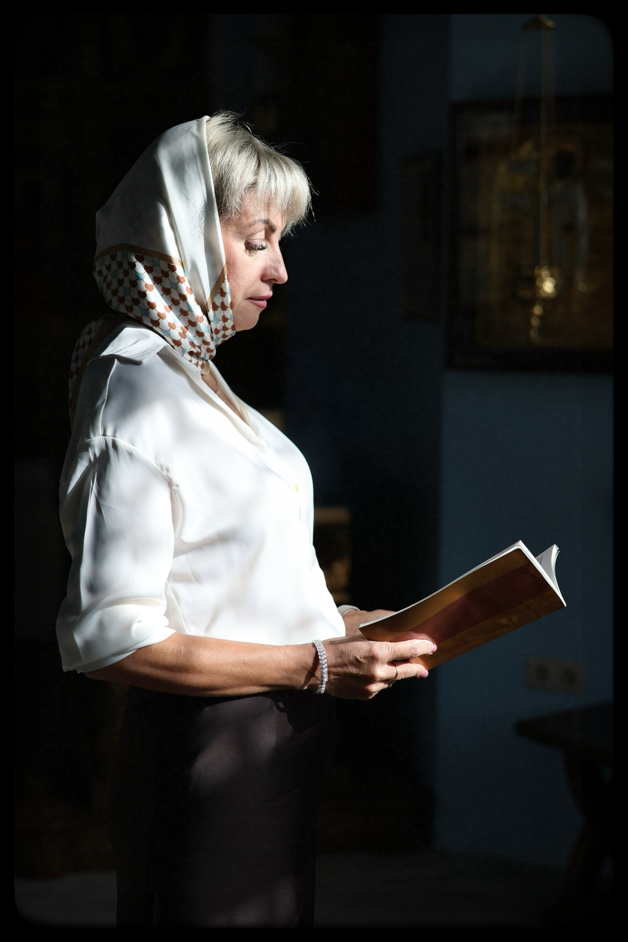 девушка в церки