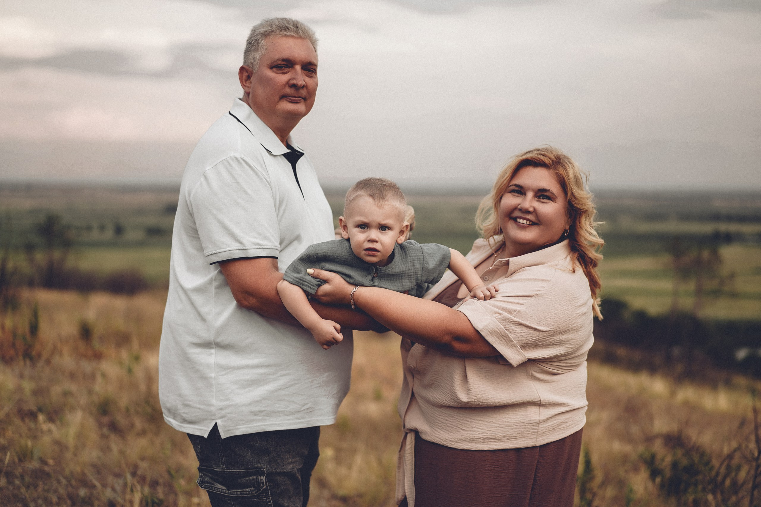 Уличная семейная фотосессия в Ростове-на-Дону. Фотограф Аксай, Новочеркасск. Свадебный фотограф в Ростове-на-Дону. Таинство Крещения и Венчания, семейные фотосессии. Алёна Чёботова